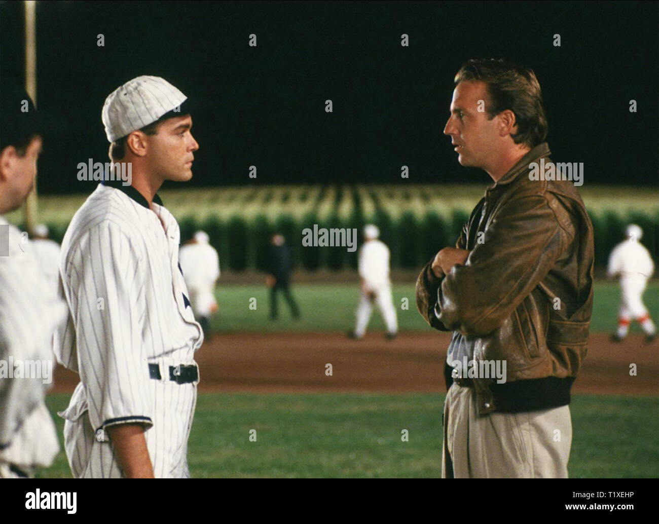 Feld der Träume 1989 Universal Pictures Film mit Kevin Costnewr rechts und Ray Liotta Stockfoto