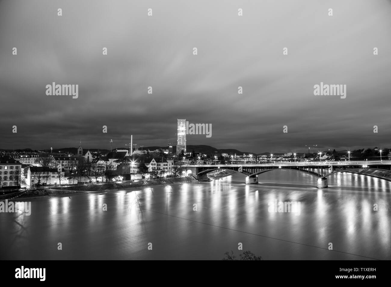 Basel, Schweiz - 04. Februar 2017: Panoramablick auf die Stadt und den Rhein in Schwarz und Weiß. Stockfoto