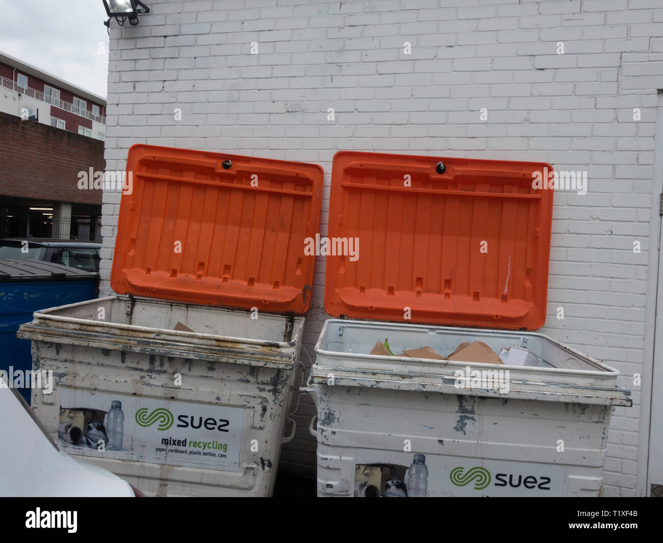 Zwei beweglichen Mülltonnen Stockfoto