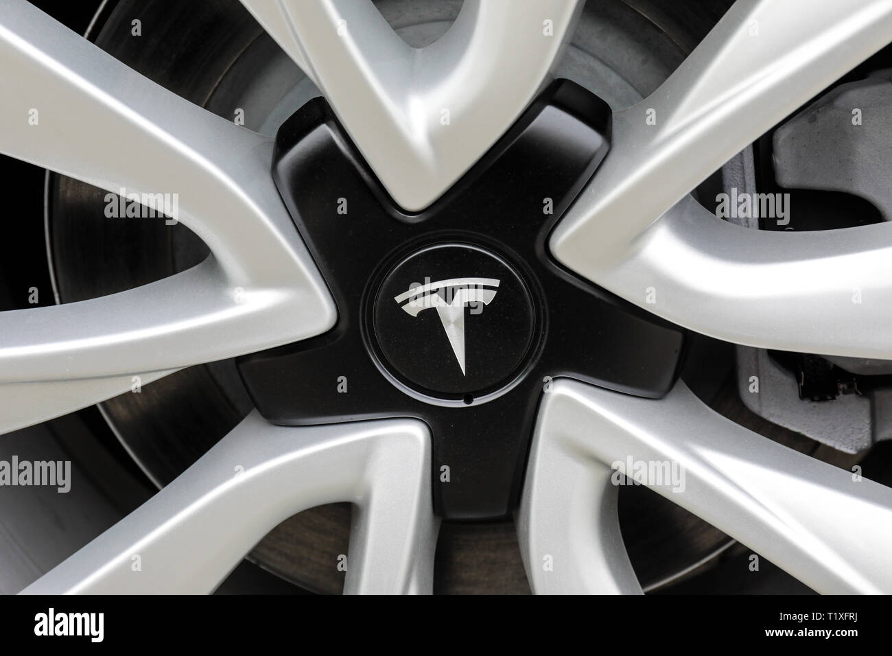 Deutschland - Tesla, Modell 3, Auto Felge mit Logo, Elektroauto. Deutschland - Tesla, Modell 3, Autofelge mit Logo, Elektroauto. Stockfoto