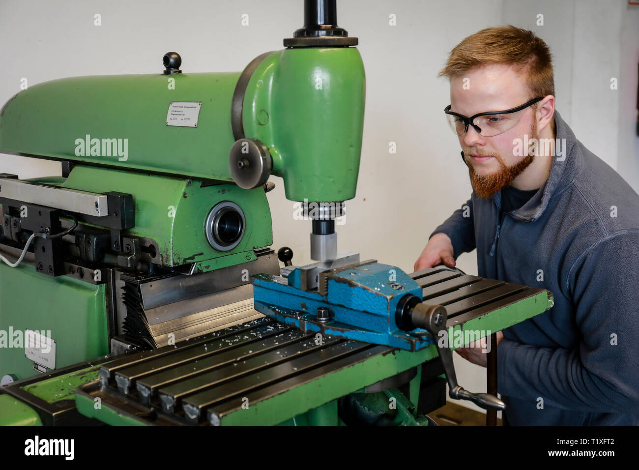 Bochum, Nordrhein-Westfalen, Deutschland - Ausbildung zum Feinmechaniker hier an der Fräsmaschine auf Stromboli Elektro- und Feinwerktechnik auf dem lautspre Stockfoto