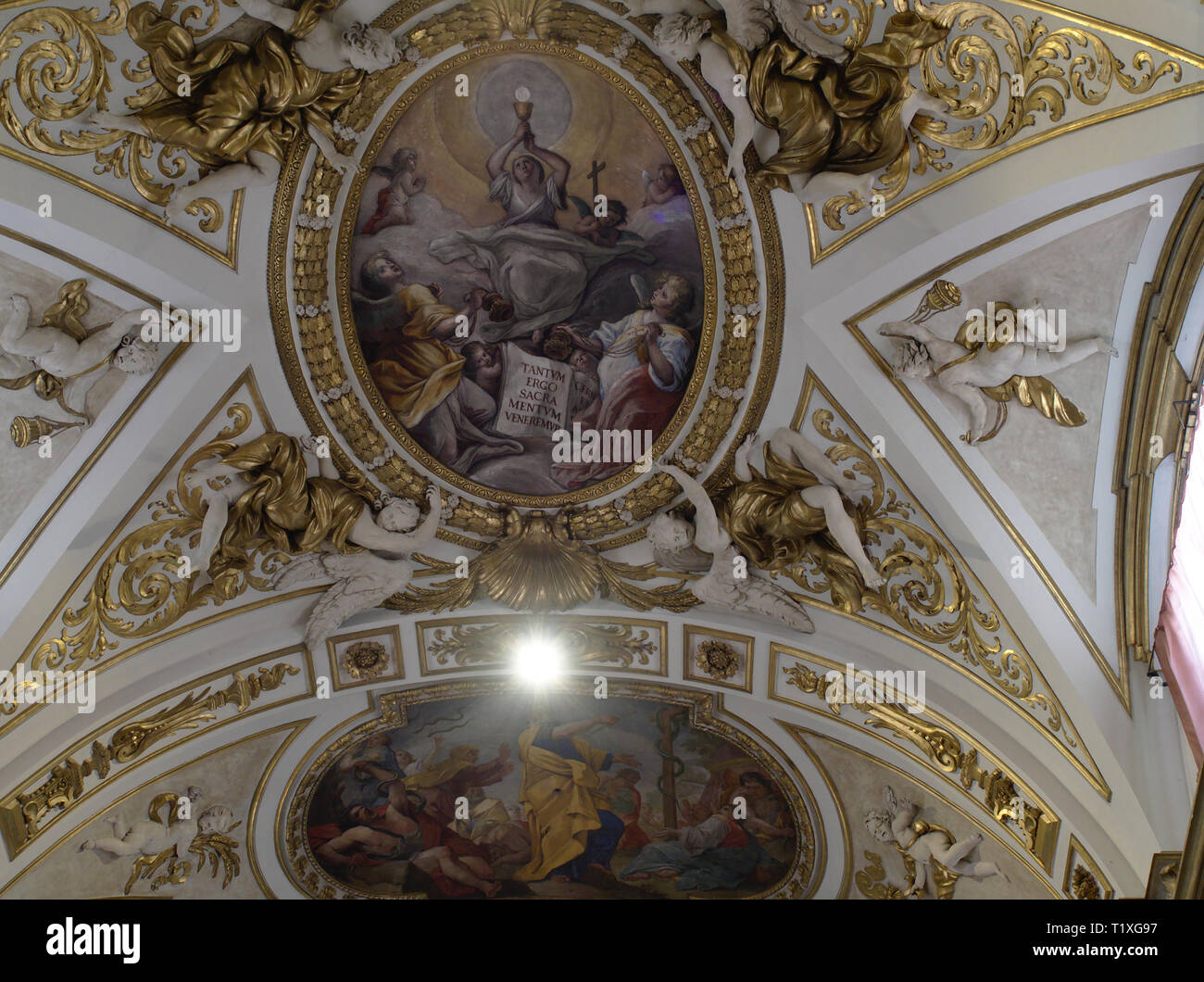 Assisi Umbria Italia - Italien. Kathedrale des hl. Rufinus Interieur. Allegoria della fede von Giacomo Giorgetti Gewölbe der Kapelle der Seligen Sacr Stockfoto