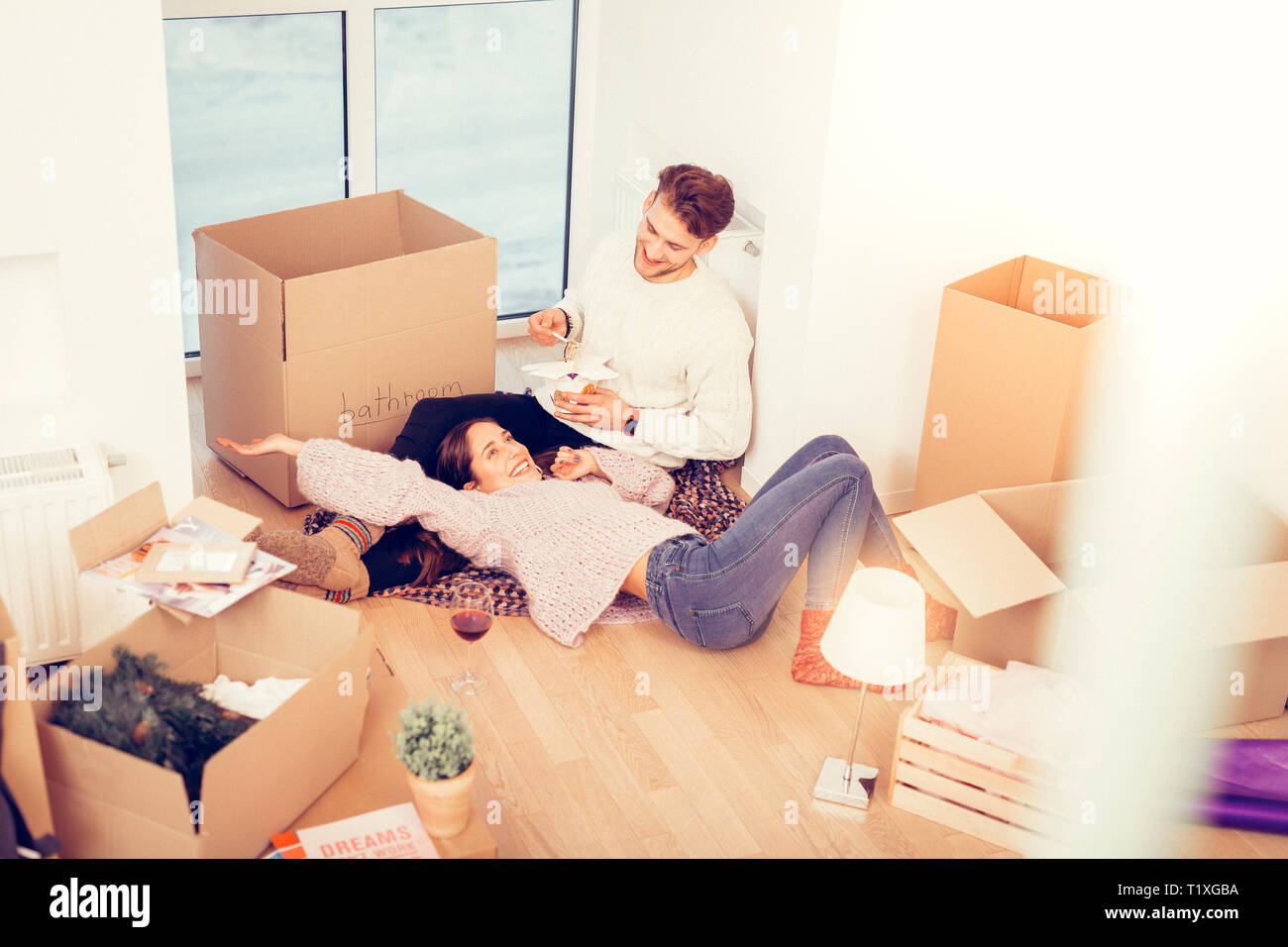 Frisch verheiratete Ehepaar Gefühl unglaublich Chillen in Ihrem neuen Haus Stockfoto