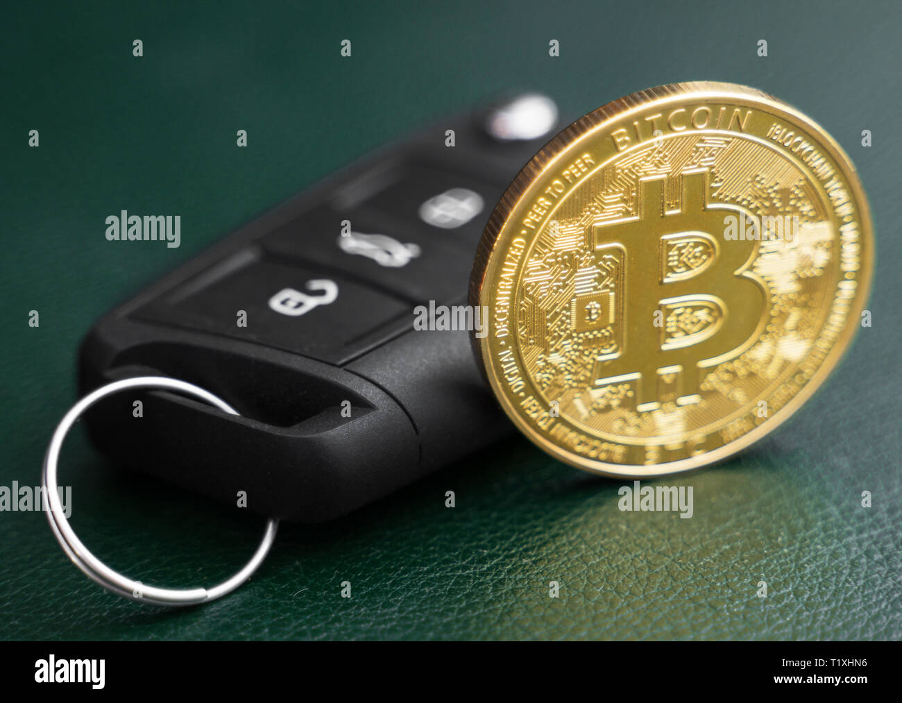 Golden physischen Bitcoin und Autoschlüssel. Nahaufnahme. Stockfoto