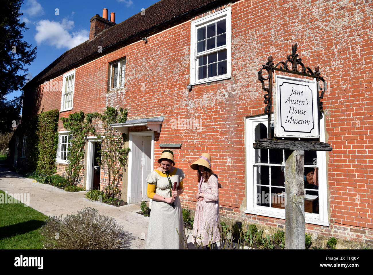 Jane Austen's House & Museum mit 2 Frauen in der Regency Kostüm der Periode (1811-20), Chawton, in der Nähe von Alton, Hampshire, UK. Stockfoto