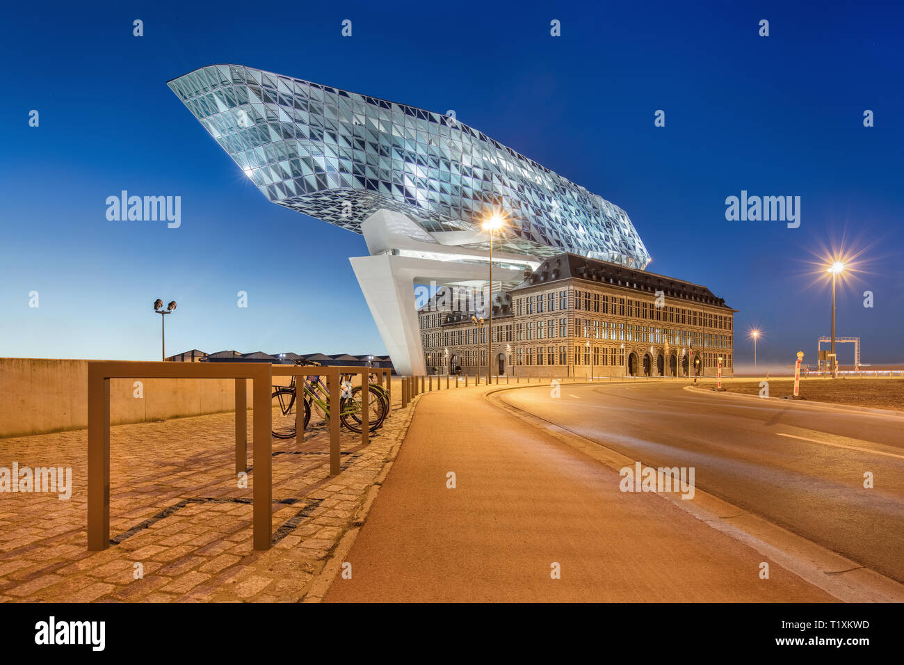Antwerpen - FEB. 15., 2019. Hafen Haus Antwerpen in der Abenddämmerung. Zaha Hadid Architects hinzugefügt ein Glas Nebenstelle zu einem renovierten Feuerwache. Mit insgesamt 12.800 s Stockfoto