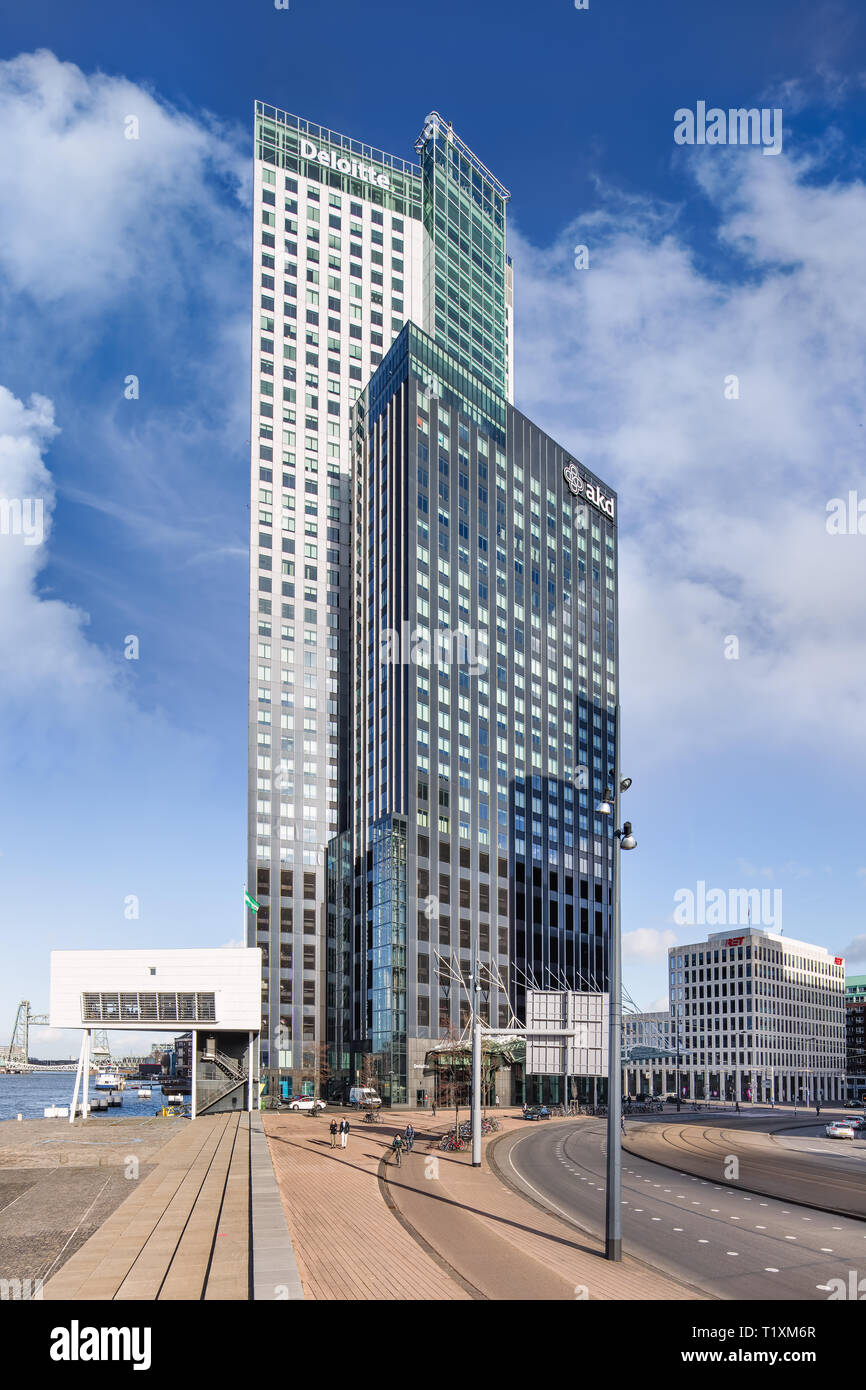 Bürogebäude in Kop van Zuid, auf verlassenen Hafen Gebieten gebaut. Dieser neue Bereich am südlichen Ufer der Maas ist für ikonische Architektur bekannt. Stockfoto