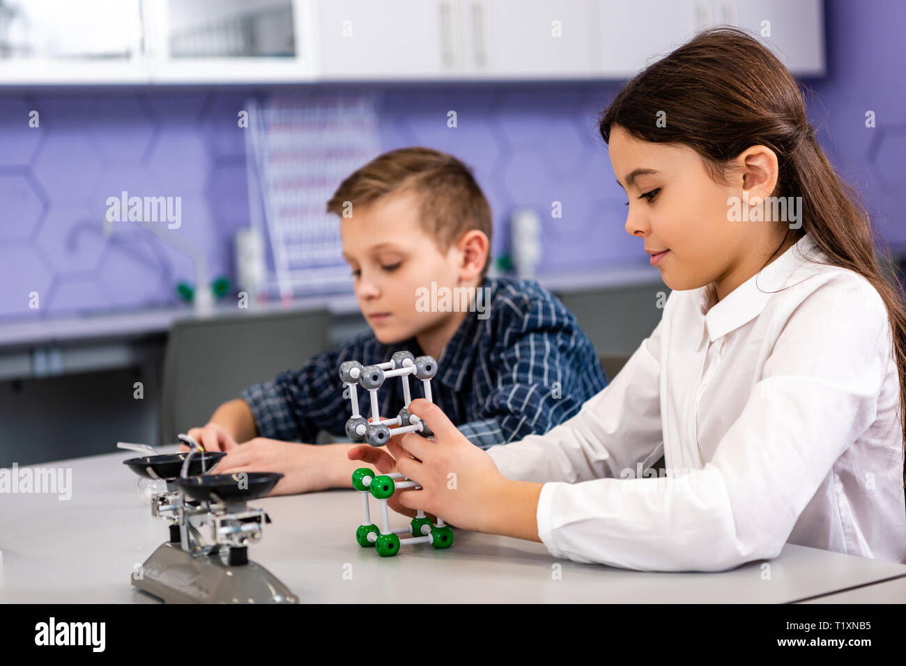 Schüler holding Molekül Strukturen während der Sitzung in Klassenzimmer während Chemie Lektion Stockfoto