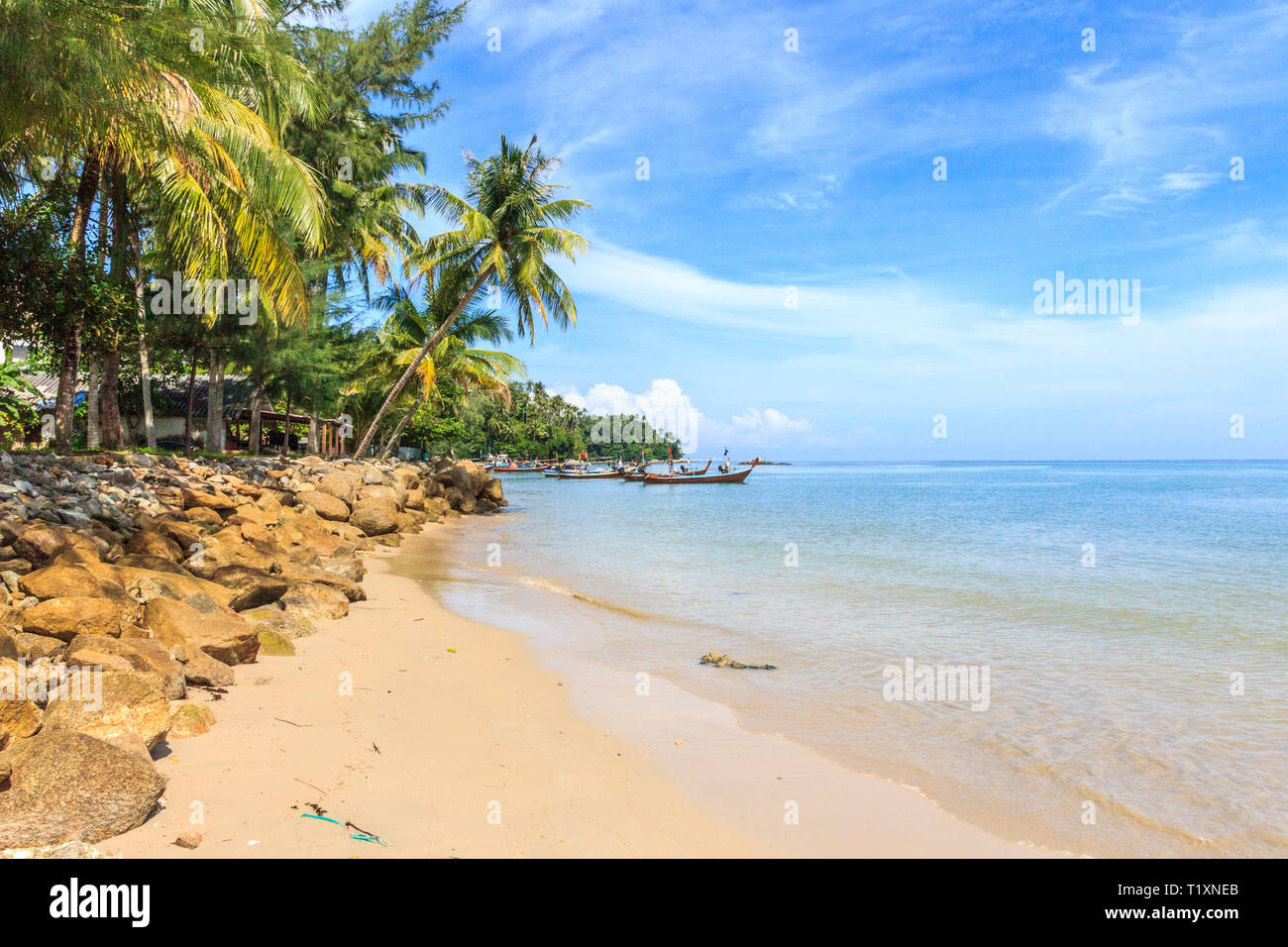 Long tail Boote am südlichen Ende der Bang Tao Beach auf Phuket, Thailand Stockfoto