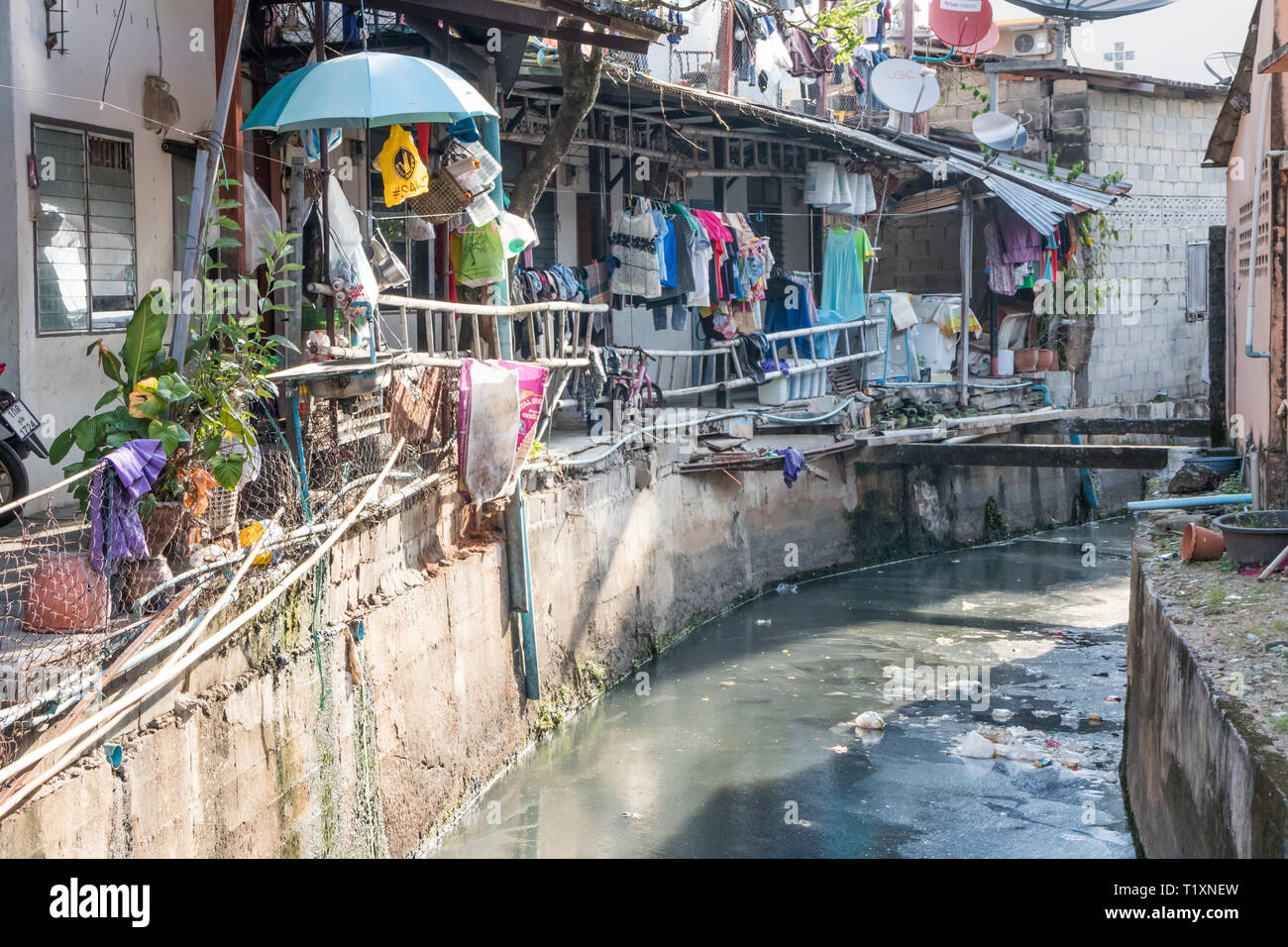 Phuket, Thailand 21. Januar 2019: verschmutzter Kanal an der Seite von Wohnungen in der Stadt Phuket. Luftverschmutzung ist ein großes Problem in ganz Asien. Stockfoto