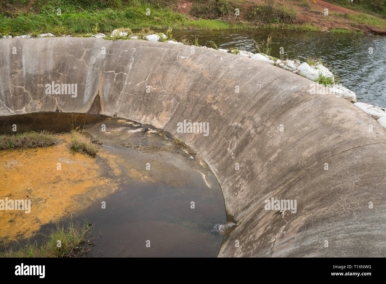 Watergate oder Damm oder Schleuse mit natürlichem Wald und Wasser. Watergate oder Damm oder Schleuse mit Wasser in natürlichen, grünen Wald Stockfoto