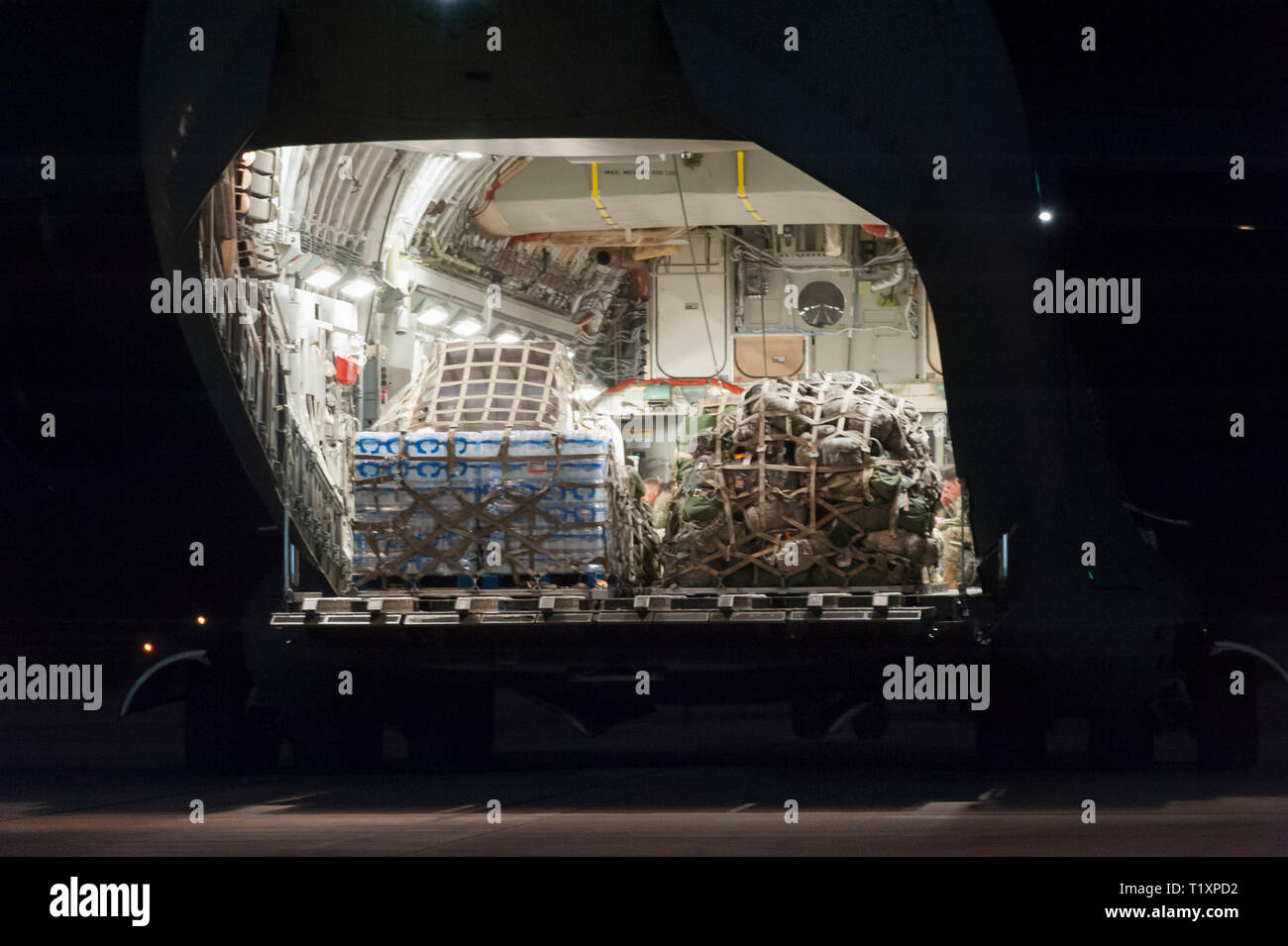 Soldaten der 66th Military Police Company und Flieger von der 535th Airlift squadron offload Cargo aus einem C-17 Globemaster III Der 535Th in Laughlin Air Force Base, Texas, Feb 5, 2019. Soldaten zu 503Rd Military Police Battalion, 66th Military Police Company und 550 medizinische Unternehmen Bereich Unterstützung ging Arizona Zoll- und Grenzschutzbehörden in Eagle Pass, Texas zu unterstützen. Das Verteidigungsministerium hat über den Südwesten Boarder auf Antrag der US-amerikanischen Zoll- und Grenzschutz eingesetzt und bietet logistische, Engineering, und Schutz f Stockfoto