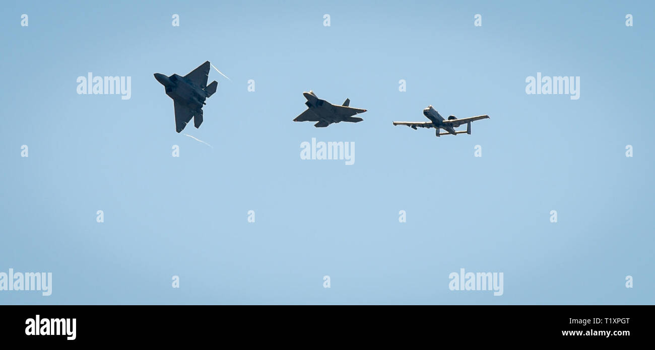 Eine A-10 Warthog auf der 75th Fighter Squadron bei Moody Air Force Base, Ga zugeordnet, und zwei F-22 Raptors auf der 94th Fighter Squadron bei Joint Base Langley - Eustis, Virginia, fliegen über Columbus AFB, Fräulein, 27. März 2019 zugeordnet. Piloten von Air Combat Command und Air Force Special Operations Team besucht BLAZE Fähigkeiten und ihrer Flugzeuge beantworten Fragen über das Berufsfeld zu erklären. (U.S. Air Force Foto: Staff Sgt. Joshua Smoot) Stockfoto Eine A-10 Warthog auf der 75th Fighter Squadron bei Moody Air Force Base, Ga zugeordnet, und zwei F-22 Raptors auf der 94th Fighter Squadron bei Joint Base Langley - Eustis, Virginia, fliegen über Columbus AFB, Fräulein, 27. März 2019 zugeordnet. Piloten von Air Combat Command und Air Force Special Operations Team besucht BLAZE Fähigkeiten und ihrer Flugzeuge beantworten Fragen über das Berufsfeld zu erklären. (U.S. Air Force Foto: Staff Sgt. Joshua Smoot) Stockfoto