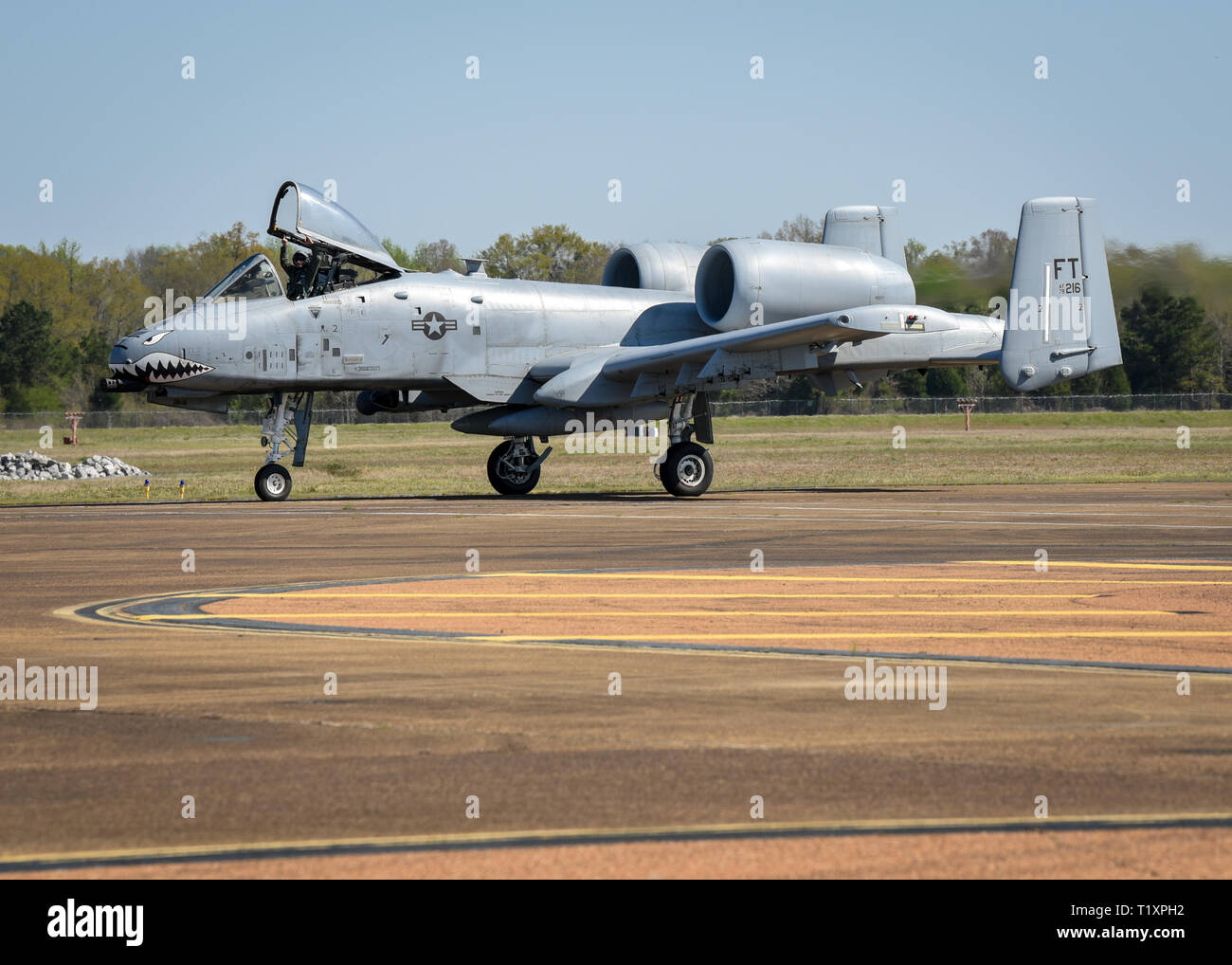 Eine A-10 Warthog auf der 75th Fighter Squadron bei Moody Air Force Base, Ga zugeordnet, die Taxis auf der Flucht line März 27, 2019, auf Columbus AFB, Fräulein Piloten von Air Combat Command und Air Force Special Operations Team besucht BLAZE Fähigkeiten und ihrer Flugzeuge beantworten Fragen über das Berufsfeld zu erklären. (U.S. Air Force Foto: Staff Sgt. Joshua Smoot) Stockfoto Eine A-10 Warthog auf der 75th Fighter Squadron bei Moody Air Force Base, Ga zugeordnet, die Taxis auf der Flucht line März 27, 2019, auf Columbus AFB, Fräulein Piloten von Air Combat Command und Air Force Special Operations Team besucht BLAZE Fähigkeiten und ihrer Flugzeuge beantworten Fragen über das Berufsfeld zu erklären. (U.S. Air Force Foto: Staff Sgt. Joshua Smoot) Stockfoto