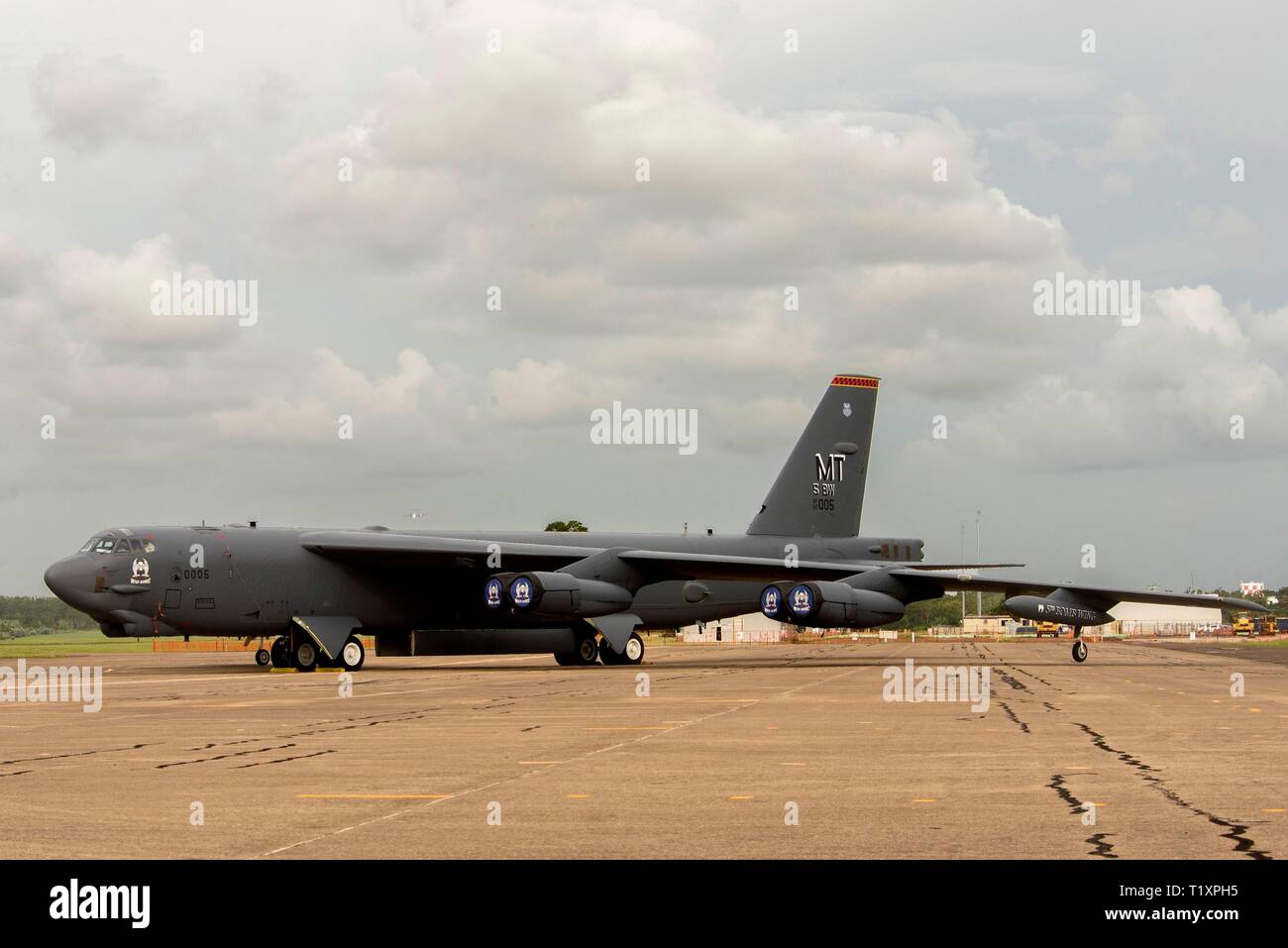 Ein US Air Force B-52 Stratofortress sitzt auf der Landebahn nach einem Ausfall zur Unterstützung der Diamond Shield 2019 (DS-19) bei der Royal Australian Air Force Base, Darwin, Australien, 26. März 2019. Us Air Force die Teilnahme an den Übungen wie DS-19 verbessert die Interoperabilität mit den Verbündeten in der pazifischen Region, die US-Verteidigungsministerium air Elemente mit Partner Nationen in Zukunft effizienter arbeiten mit einer Vielzahl von Herausforderungen einschließlich der humanitären Krisen und Katastrophen zu reagieren. (U.S. Air Force Foto: Staff Sgt. Zade Vadnais) Stockfoto