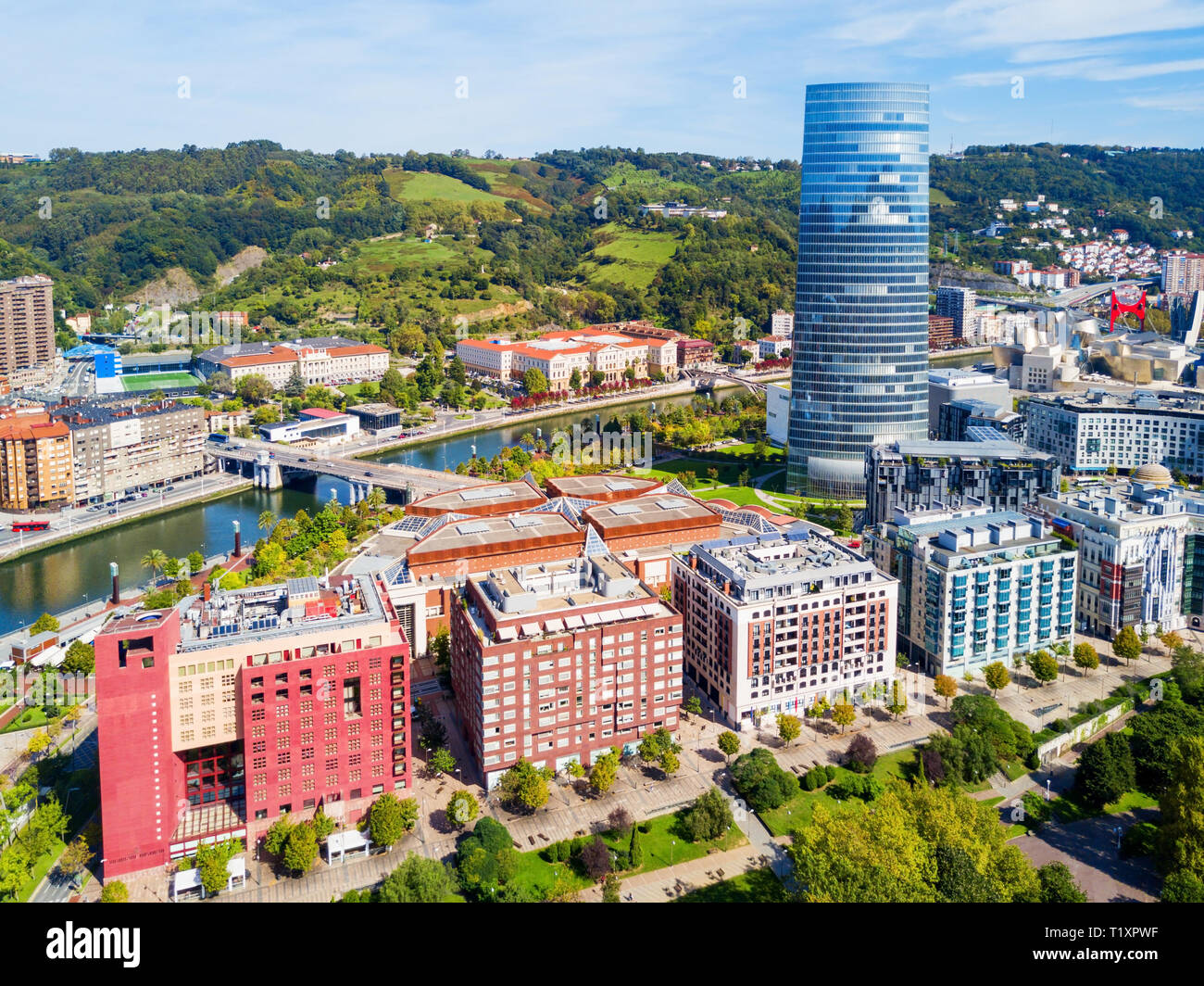 Bilbao Antenne Panoramablick. Bilbao ist die größte Stadt im Baskenland im Norden Spaniens. Stockfoto