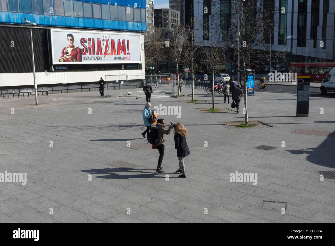 Zwei junge Frauen hoch - fünf einander bei Elephant & Castle in Southwark, am 25. März 2019 in London, England. Stockfoto