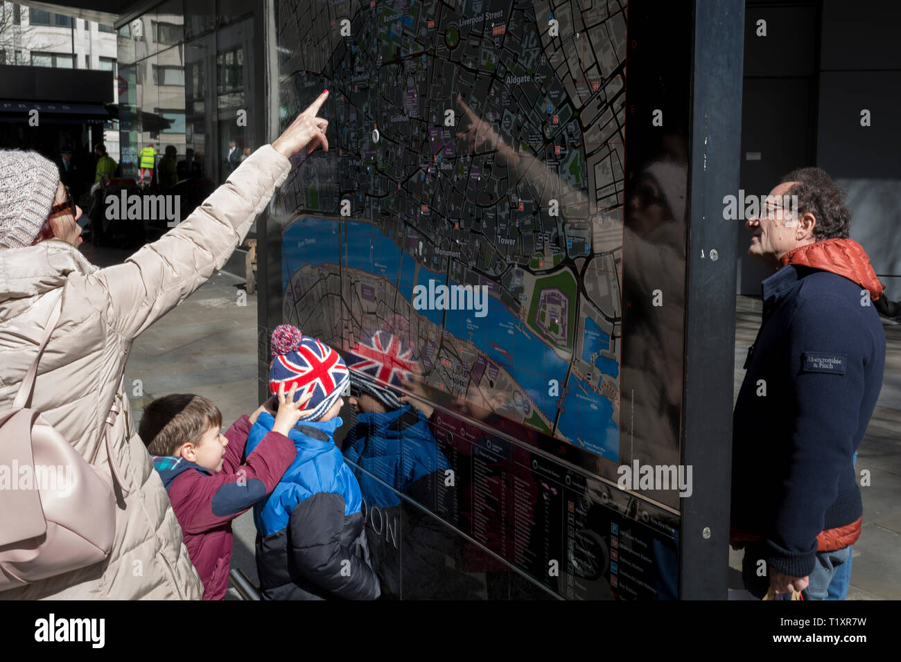 Touristen Studie eine Karte der Stadt London, der Bezirk der Hauptstadt, am 25. März 2019 in London, England. Stockfoto