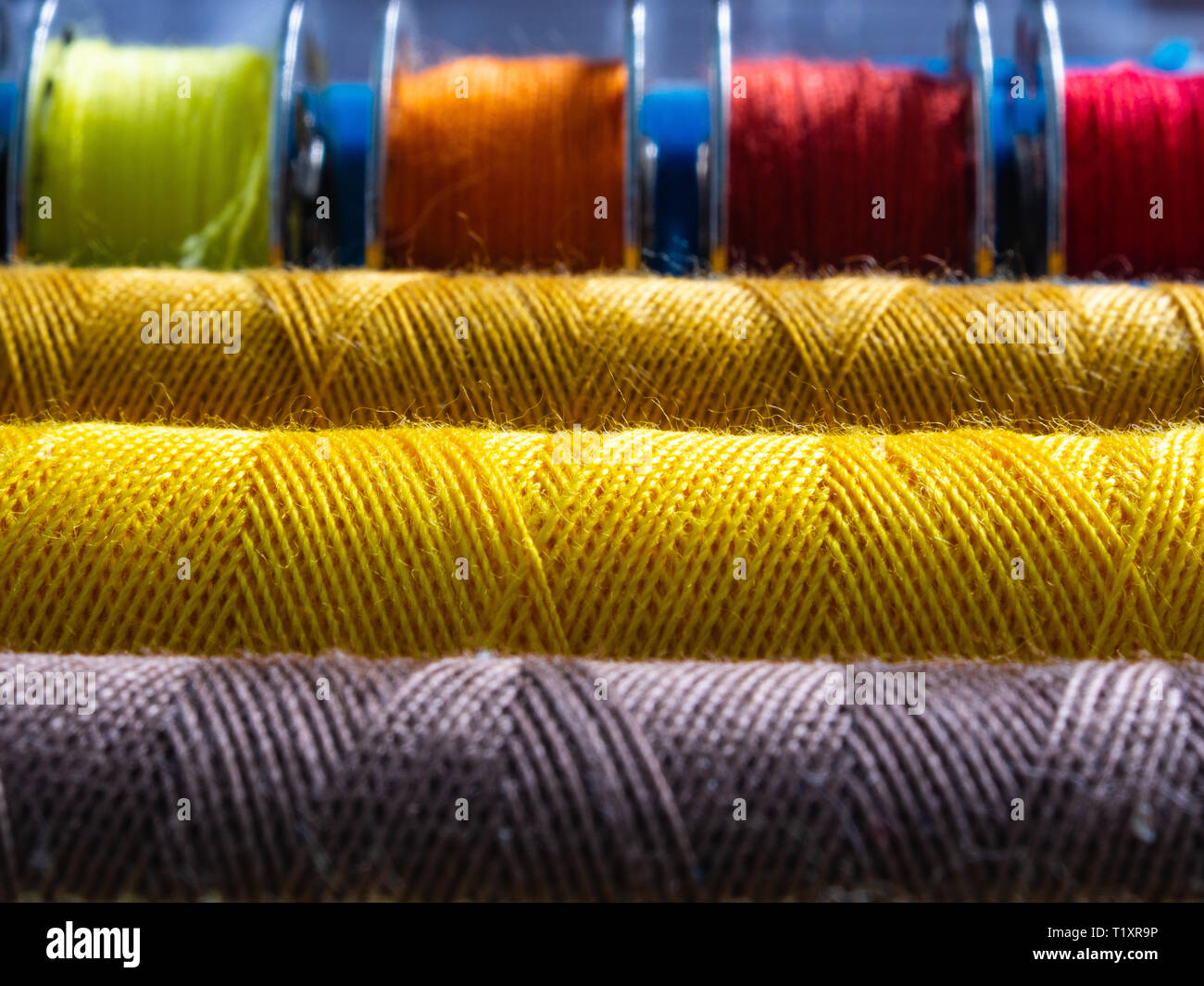 Makrofotografie von Nähfäden. Die Struktur der Thread auf einer Spule aufgewickelt. Bunte, lebhafte Farben. Stockfoto