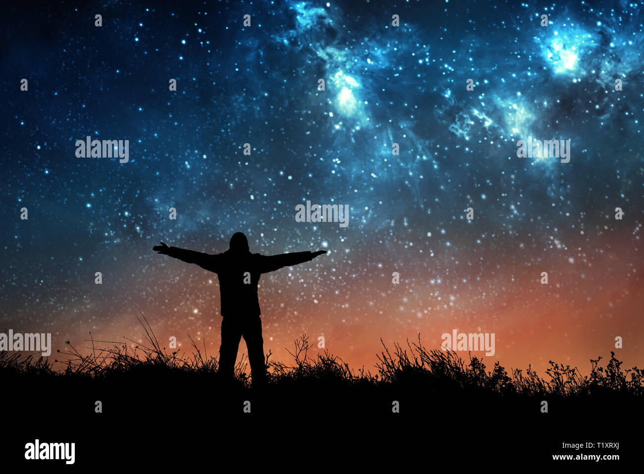 Mann Beobachten der Sterne im Nachthimmel Stockfoto