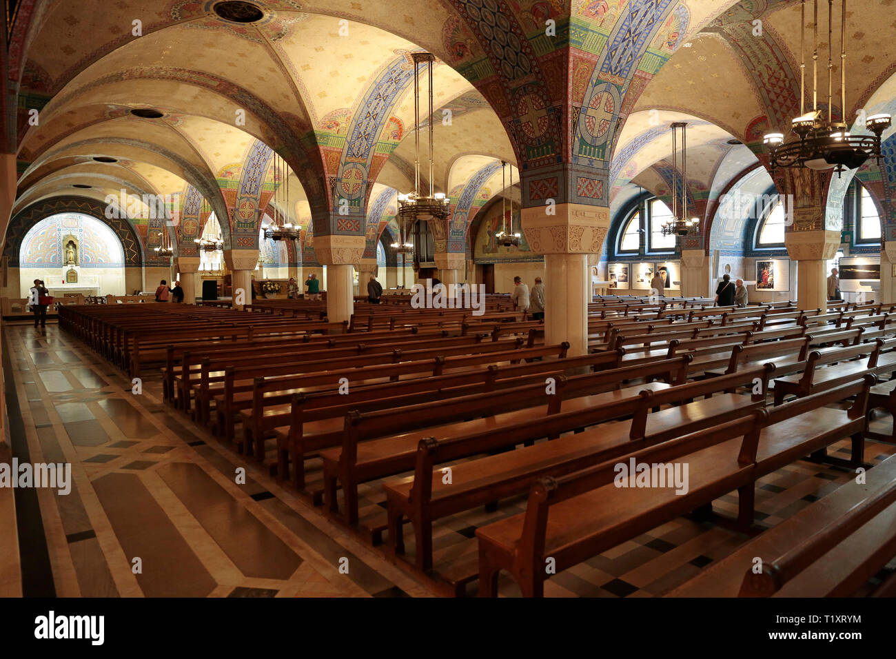 Lisieux (Normandie, Frankreich): In der Krypta der Basilika des Heiligen Therese mit ihren Fresken und Mosaiken Stockfoto