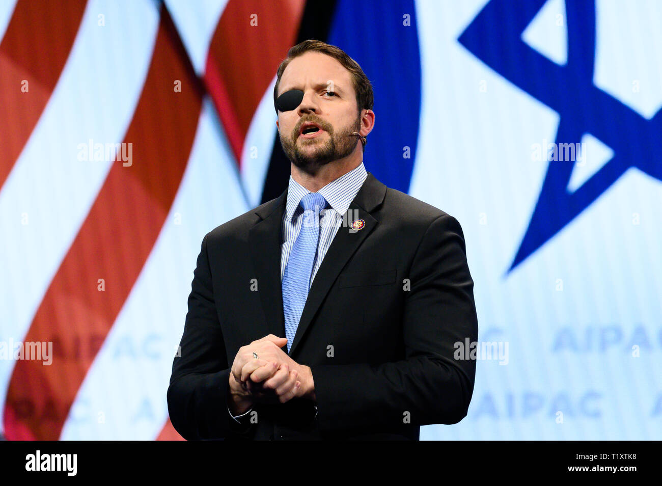 Us-Vertreter Dan Crenshaw (R-TX) beobachtet, als er während des American Israel Public Affairs Committee (AIPAC) Policy Conference in Washington, DC. Stockfoto