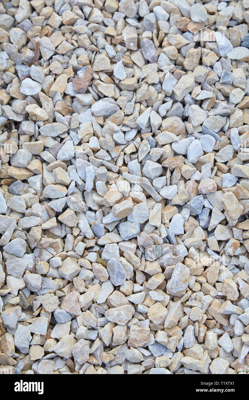 Dekorative Stein. Hintergrund aus einer Nahaufnahme von einem Haufen Schotter. Тexture der weißen Schotter in verschiedenen Größen Stockfoto