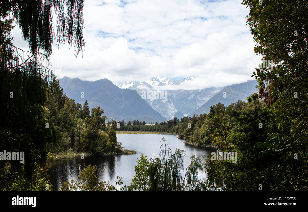 Lake Matheson, Südinsel, Neuseeland, mit Blick auf den Mt. Tasman und Mt. Kochen Stockfoto
