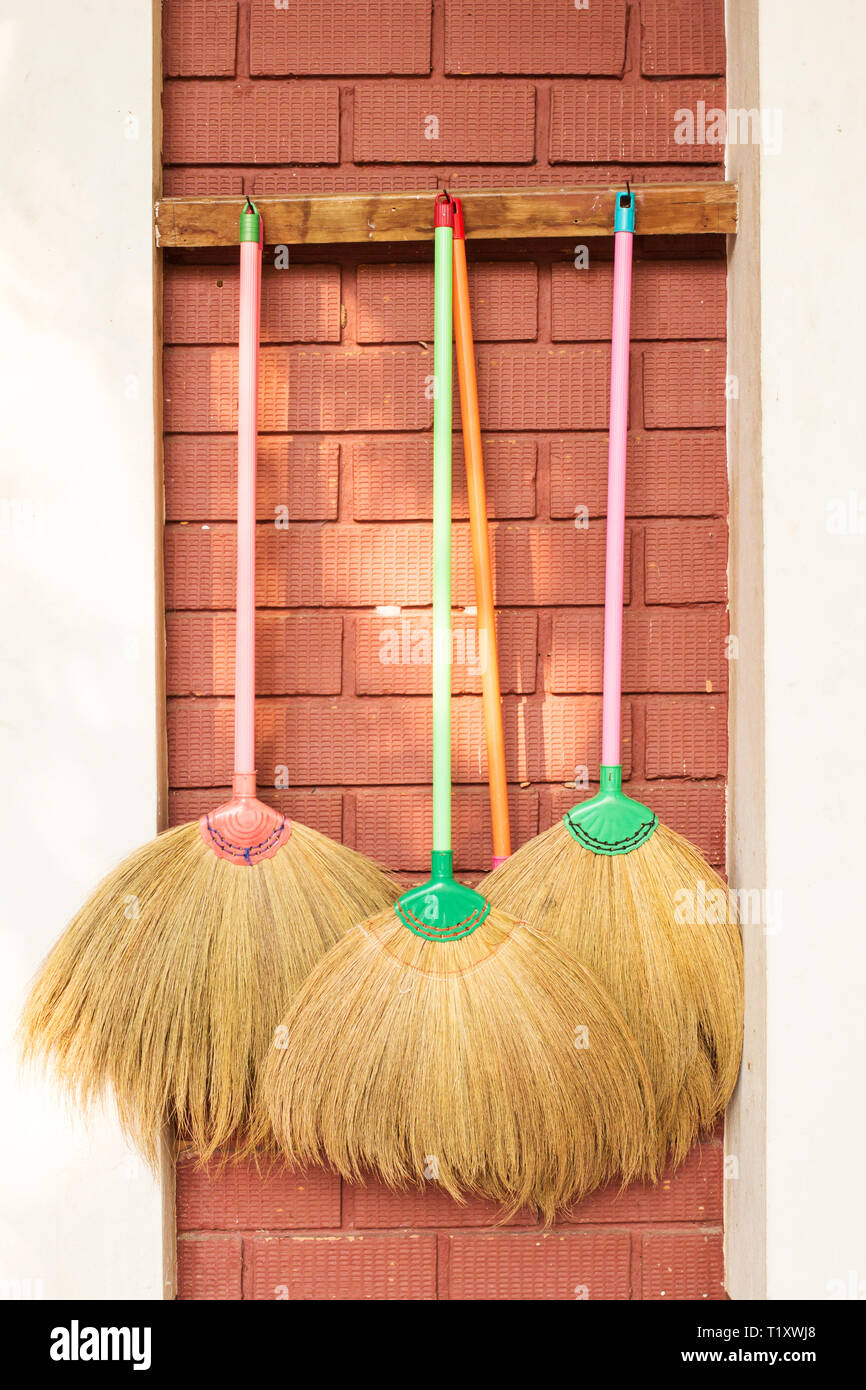 Besen hängen an der Wand, Hausrat. Stockfoto