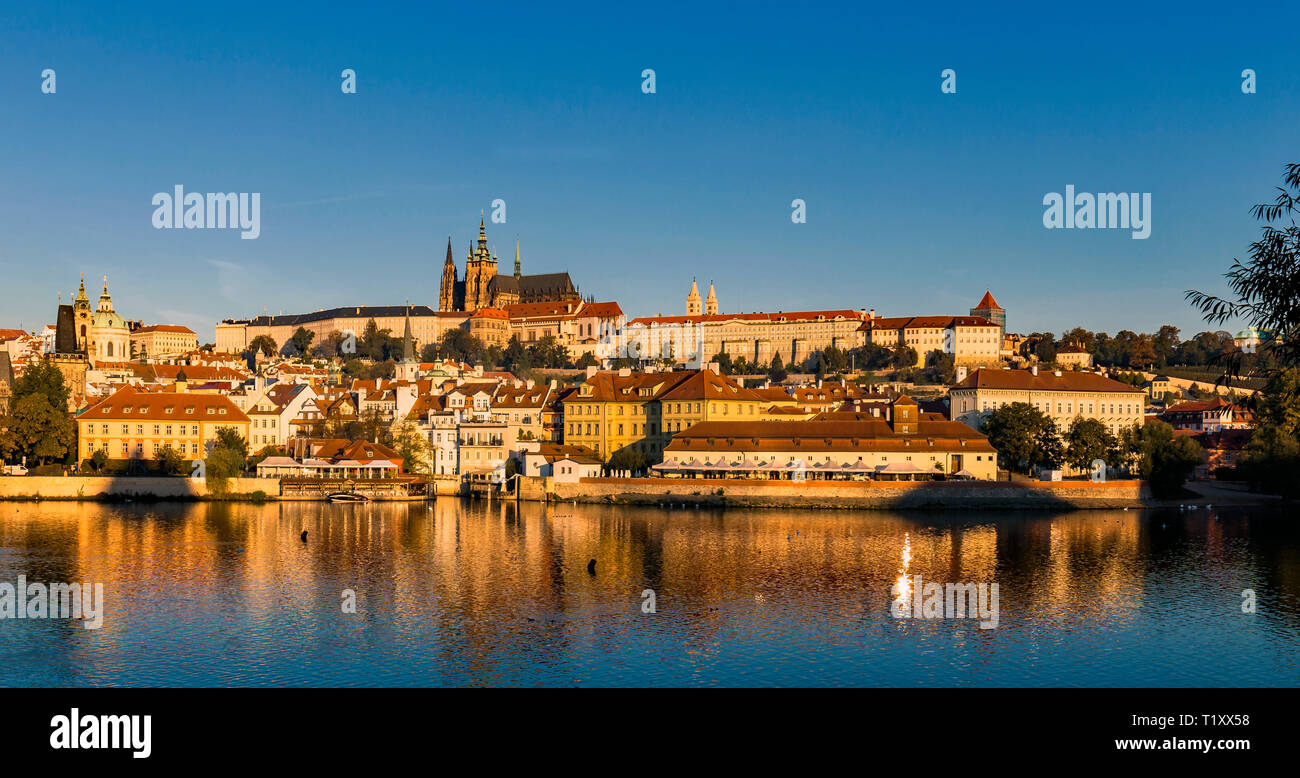 Überblick über die Prager Burg über der Moldau in Prag, Tschechische Republik. Stockfoto