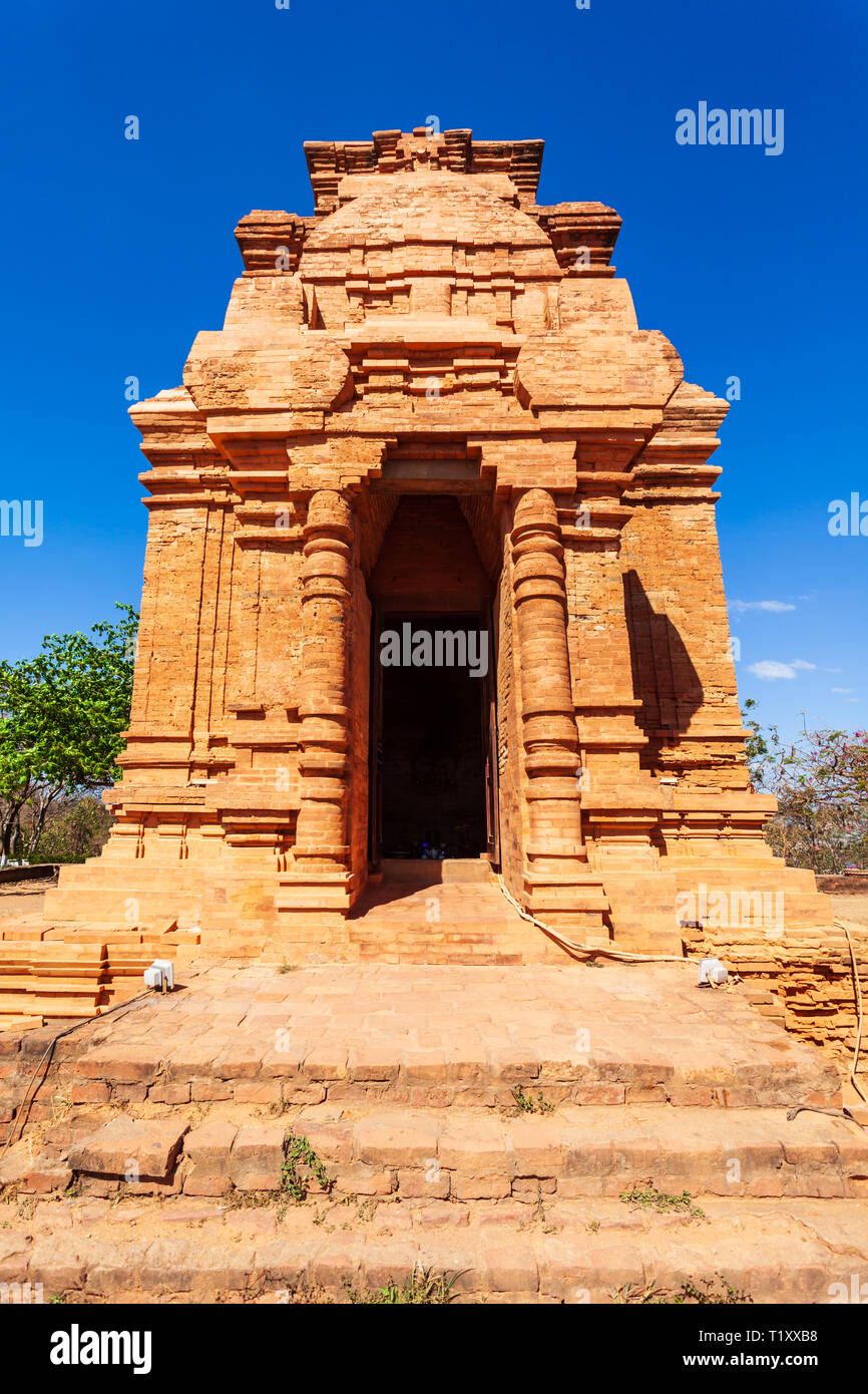 Poshanu oder Po Sahu Inu Tower oder Pho Cham Turm ist eine Gruppe von Reliquien der Cham Türme im Alten Reich der Champa in Phan Thiet in Vietnam. Stockfoto