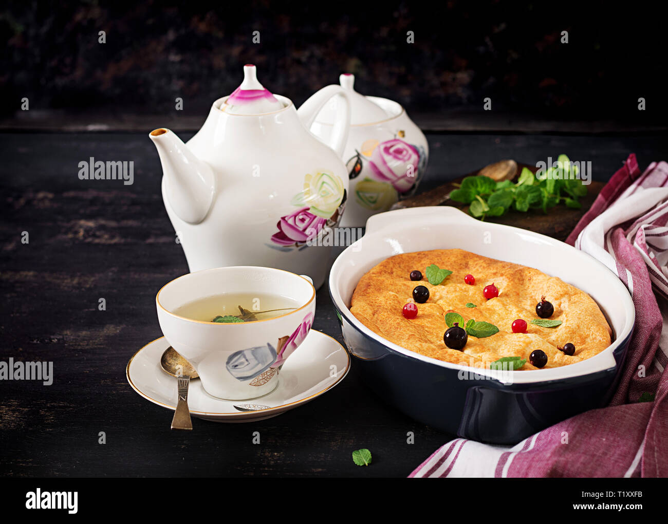Frühstück. Appetitlich Cottage Käse Auflauf auf dunklen Tisch. Stockfoto