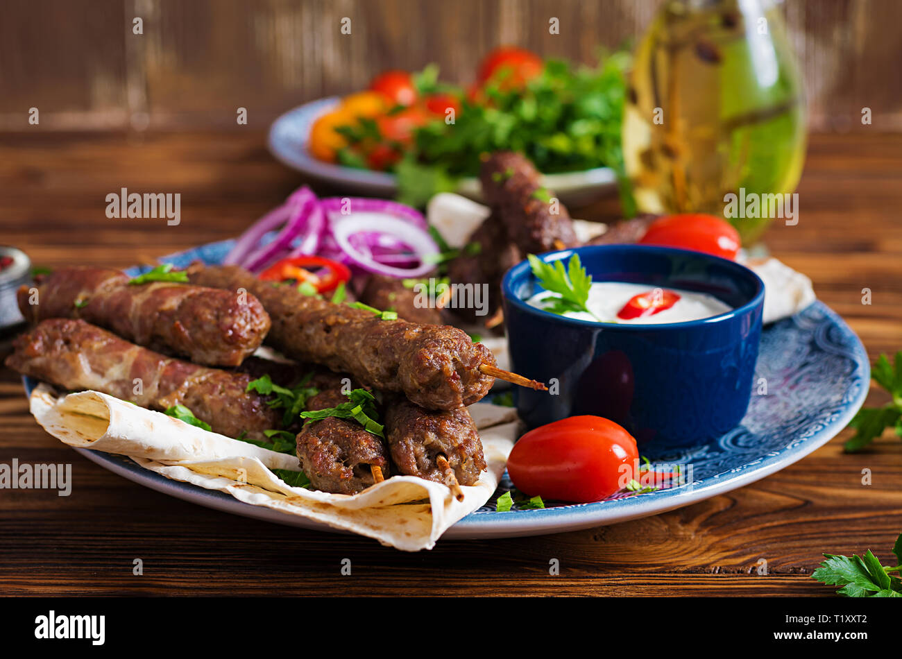 Türkisch und Arabisch traditionellen Ramadan mix Kebab Platte. Adana Kebab, Huhn, Lamm und Rind auf lavash Brot mit Soße. Ansicht von oben Stockfoto