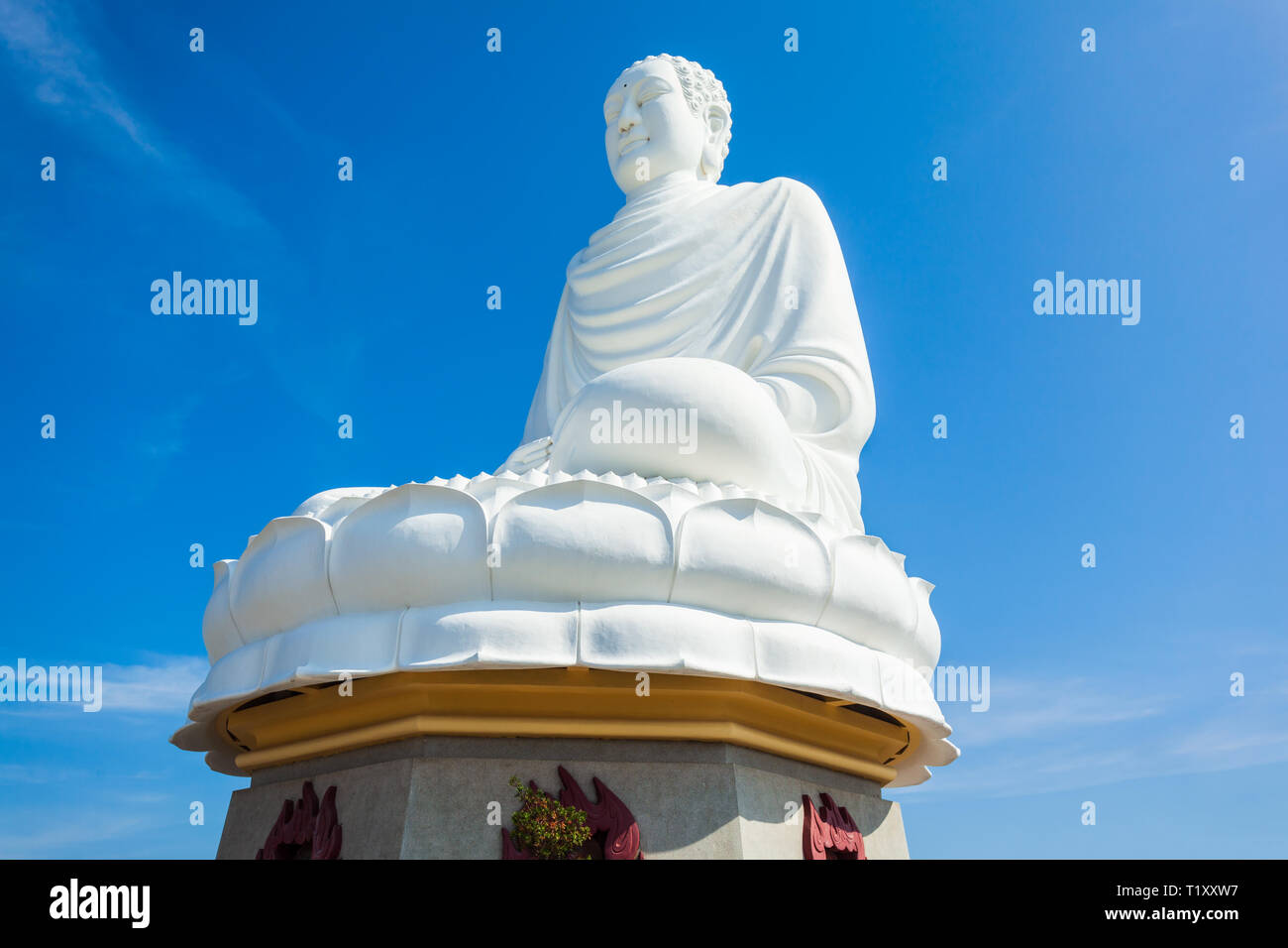 Big Buddha Statue im Long Son Pagode oder Chua lange Sohn, ein buddhistischer Tempel in der Stadt Nha Trang im südlichen Vietnam Stockfoto