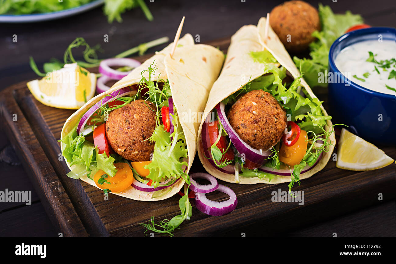 Tortilla Wrap mit falafel und frischer Salat. Vegan Tacos. Vegetarische gesunde Ernährung. Stockfoto