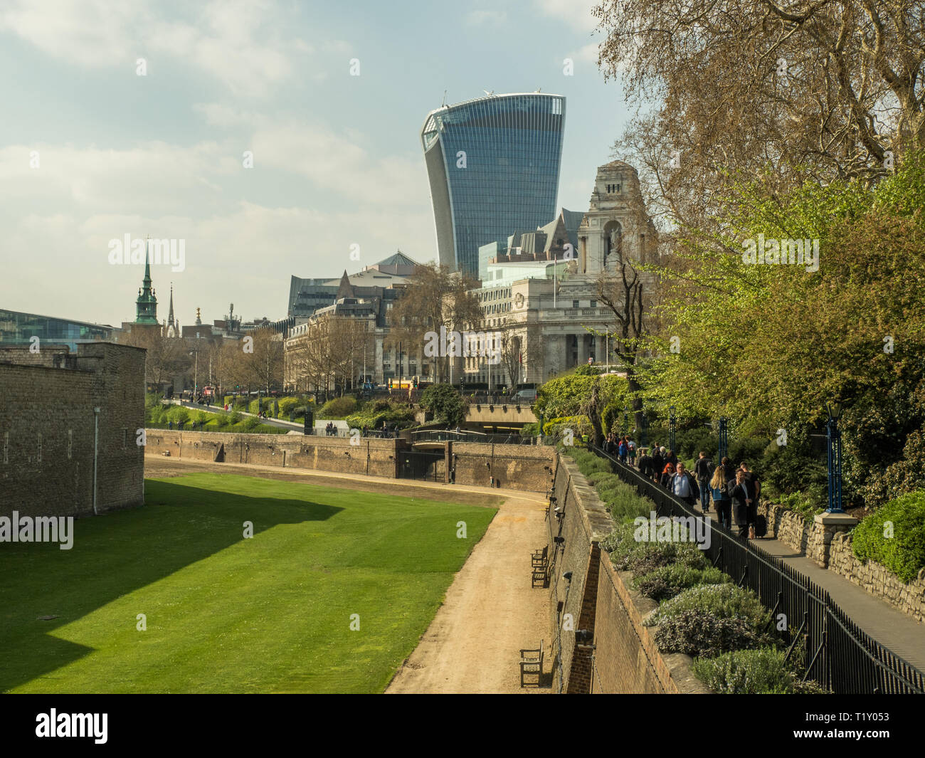 Gelände der Tower von London mit der "Walkie Talkie" Wolkenkratzer, Häuser der Sky Garden hinter sich. London, England. Stockfoto