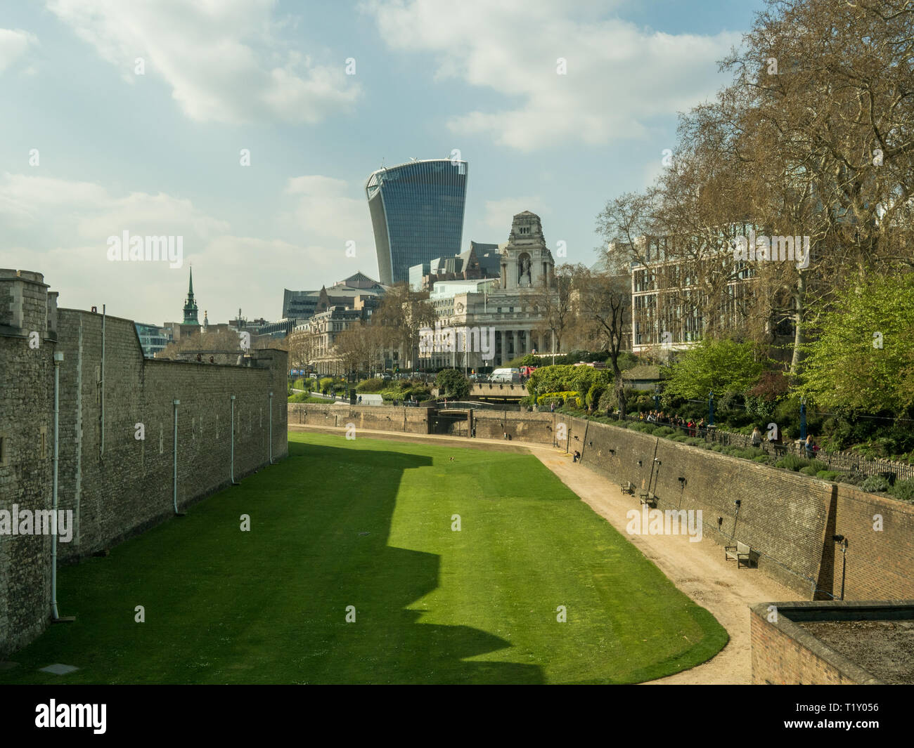 Gelände der Tower von London mit der "Walkie Talkie" Wolkenkratzer, Häuser der Sky Garden hinter sich. London, England. Stockfoto