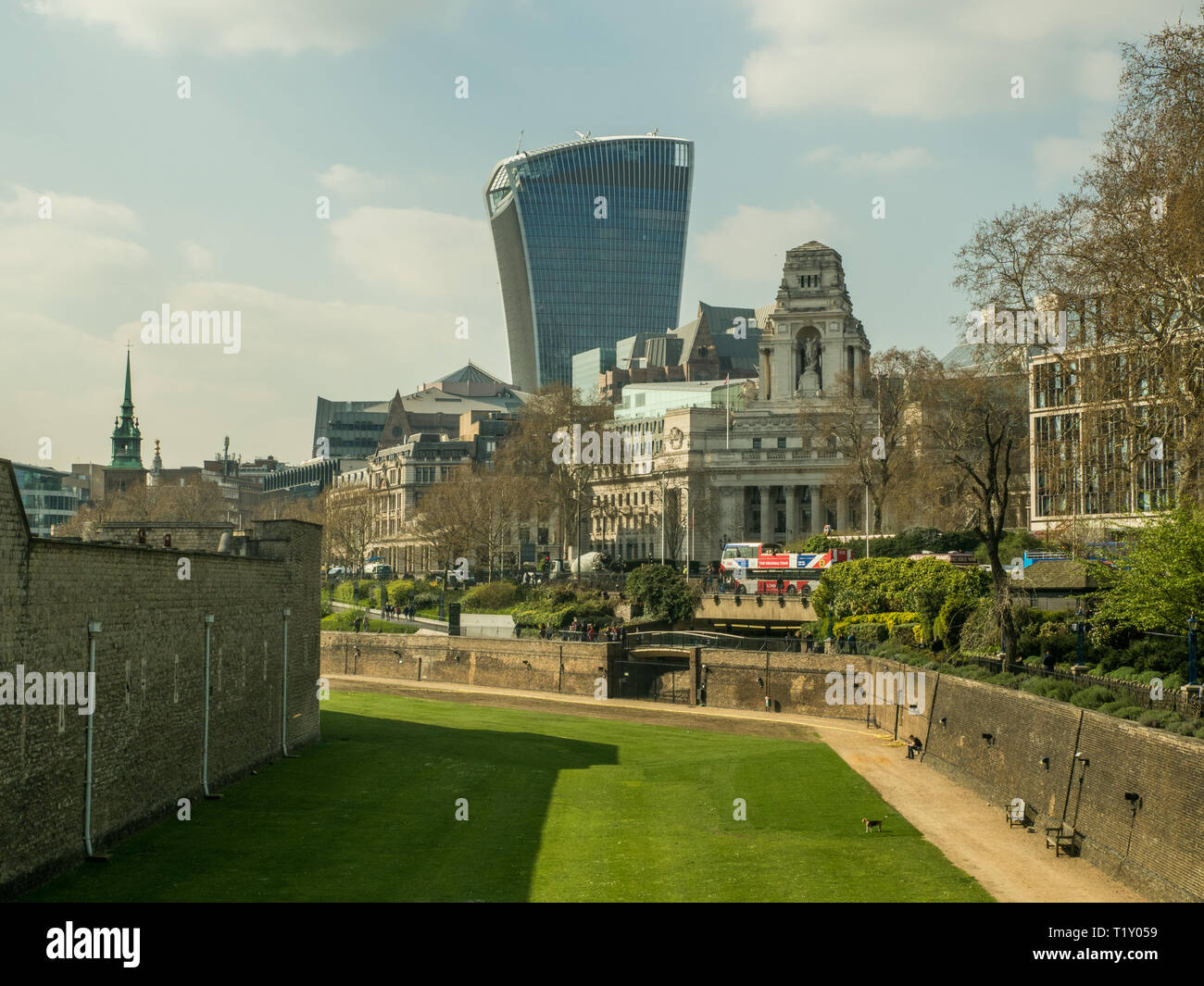 Gelände der Tower von London mit der "Walkie Talkie" Wolkenkratzer, Häuser der Sky Garden hinter sich. London, England. Stockfoto