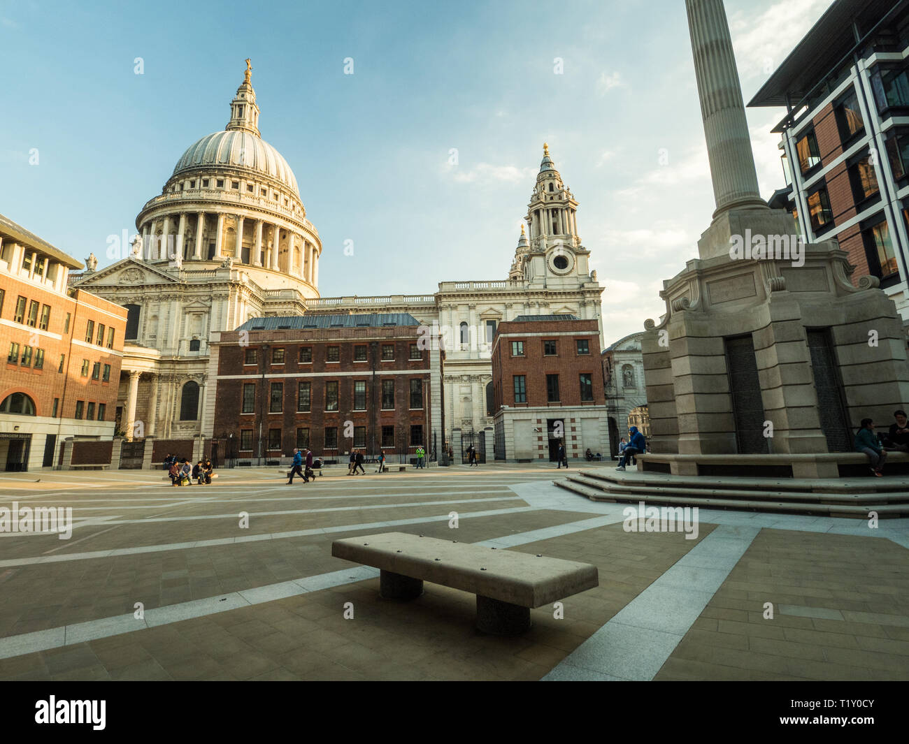Paternoster Square mit der St. Pauls Kathedrale hinter, London, England. Stockfoto