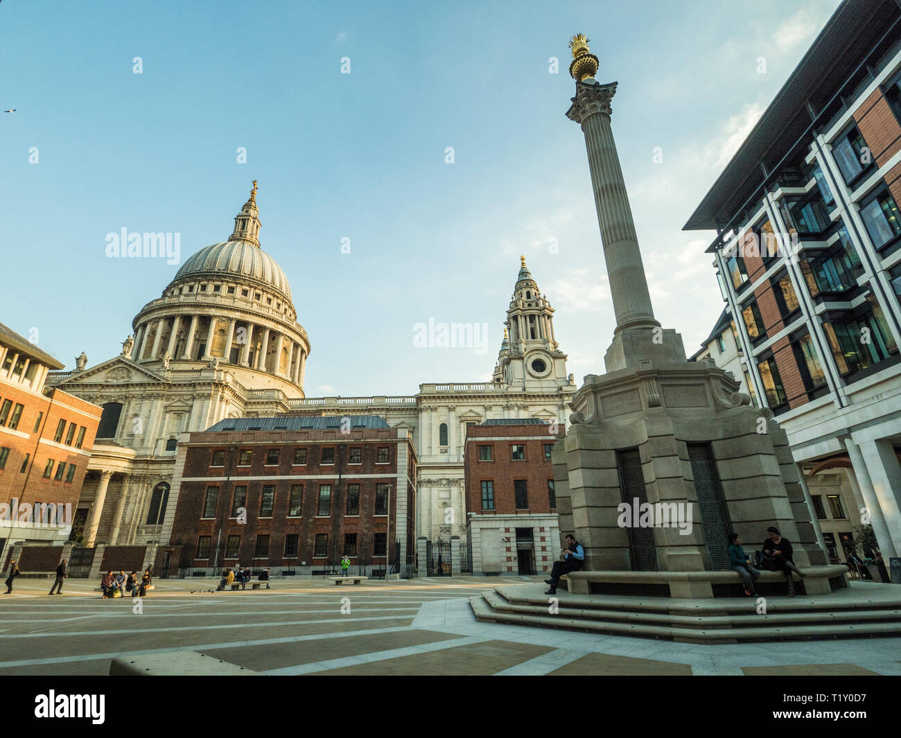 Paternoster Square mit der St. Pauls Kathedrale hinter, London, England. Stockfoto