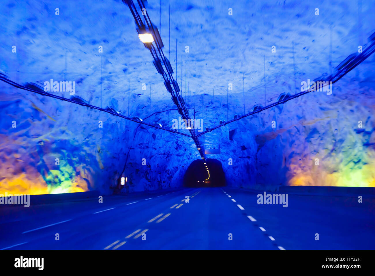 Laerdal Tunnel mit bunten Lichtern in Norwegen, der längste Straßentunnel der Welt. Stockfoto