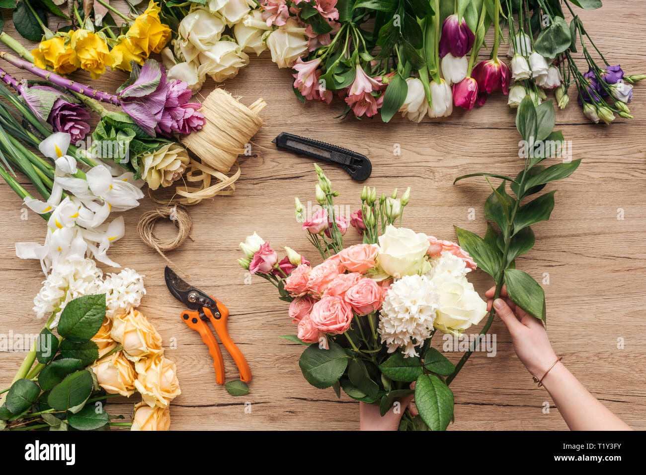 Teilansicht der Florist flower bouquet auf Holz- Oberfläche Stockfoto