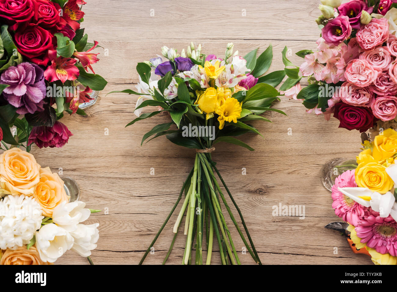 Blick von oben auf die bunten Blumenstrauß auf Holz- Oberfläche Stockfoto