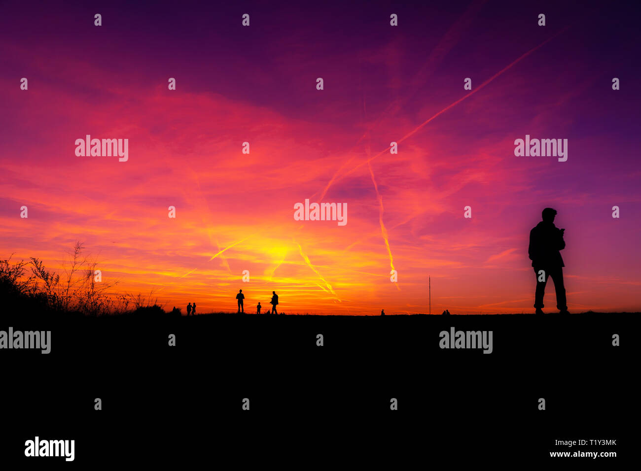 Spektakulären Sonnenuntergang in Berlin auf der dragonmount, in einem surrealen Look. Stockfoto