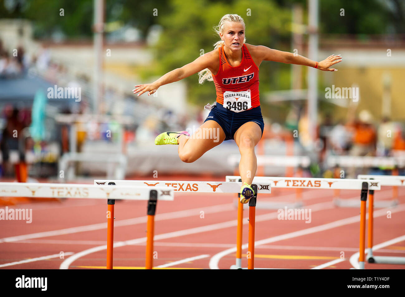 März 28, 2019: Karoline Daland #3496 mit UTEP in Aktion Frauen 400 Meter Hürden an der Clyde Littlefield Texas Relais, Mike A. Myers Stadion. Austin, Texas. Mario Cantu/CSM Stockfoto