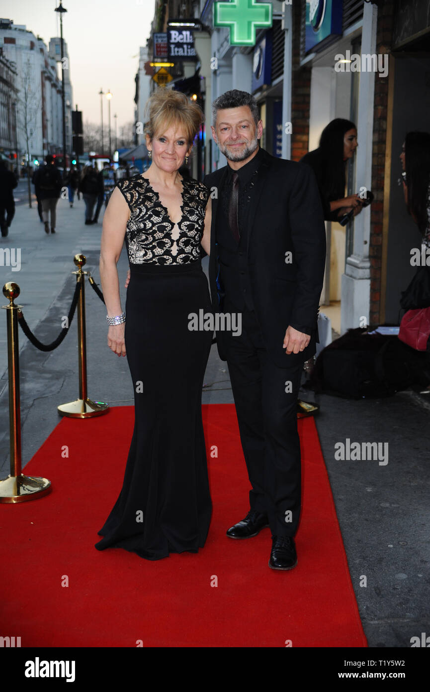 Andy Serkis mit seiner Frau Lorraine Ashbourne sind während der filmvorführung Mowgli gesehen, zugunsten der besten Anfänge Nächstenliebe an EveryMan Cinema Baker Street in London. Stockfoto