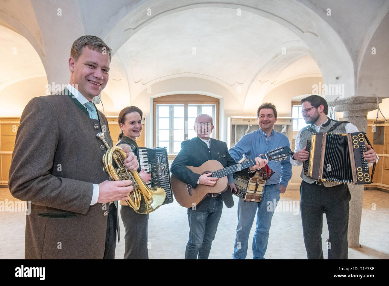 Freyung, Deutschland. 27 Mär, 2019. Olaf Heinrich, Bürgermeister von Freyung, Monika Seibold, administrativer Direktor der Bayerischen Volksmusik Akademie und Musiker Paul Brunner, Roland Pongratz und Raimund Pauli stand in der Folk Music Academy. Die Akademie ist eine Bildungseinrichtung mit dem Schwerpunkt auf Volksmusik. Die Schule, die nach Angaben der Veranstalter ist einzigartig in Deutschland, wird am 12. April beginnen. Foto: Armin Weigel/dpa/Alamy leben Nachrichten Stockfoto