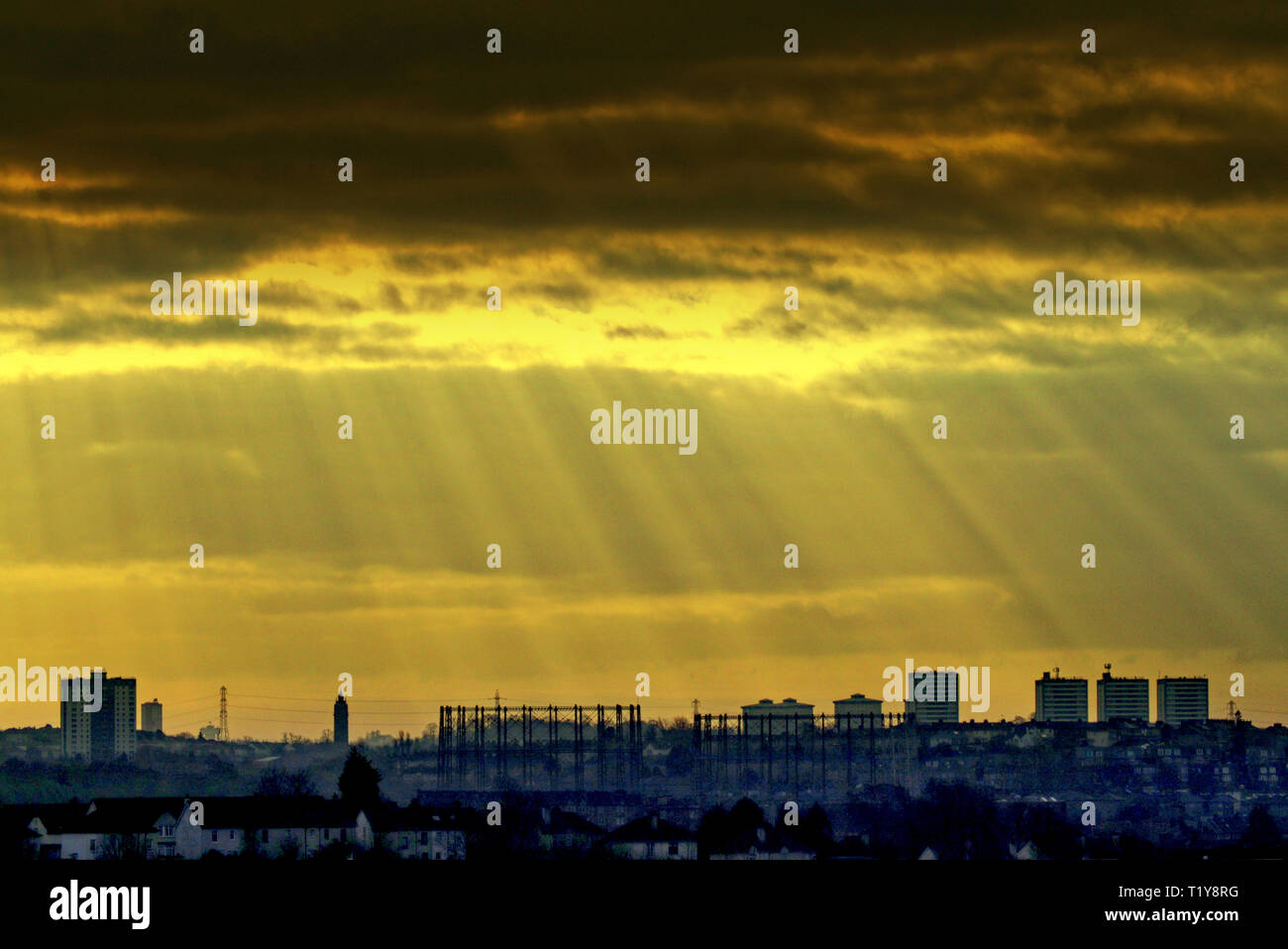 Glasgow, Schottland, UK, 29. März, 2019, UK Wetter: Gott Strahlen oder Sonnenstrahlen, besser bekannt als Sonnenstrahlen, Sonnenstrahlen, zersplitterte Licht bekannt, über das West End der Stadt eine Silhouette Gotham City Skyline. Kredit Gerard Fähre / alamy Leben Nachrichten Stockfoto