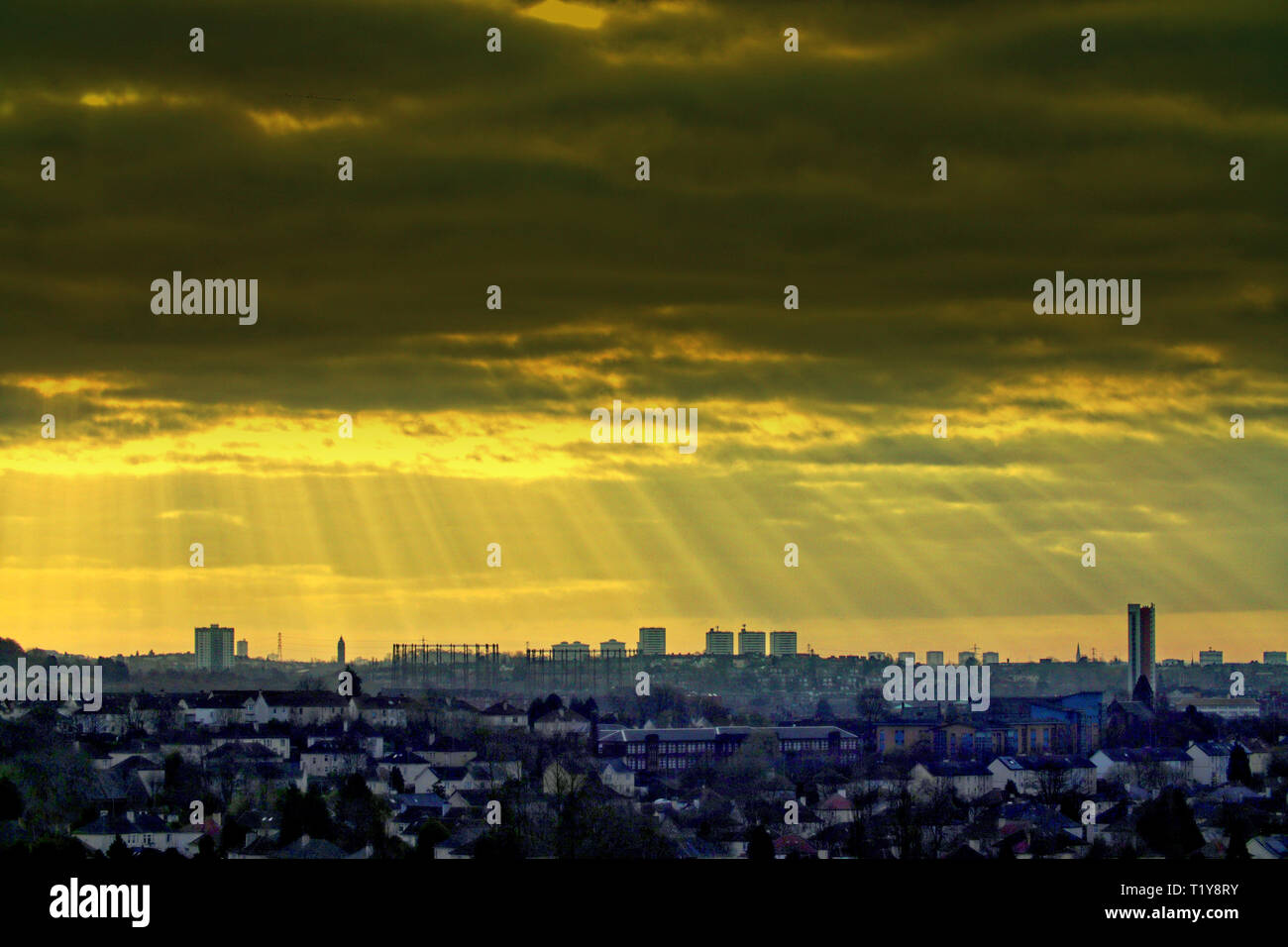 Glasgow, Schottland, UK, 29. März, 2019, UK Wetter: Gott Strahlen oder Sonnenstrahlen, besser bekannt als Sonnenstrahlen, Sonnenstrahlen, zersplitterte Licht bekannt, über das West End der Stadt eine Silhouette Gotham City Skyline. Kredit Gerard Fähre / alamy Leben Nachrichten Stockfoto