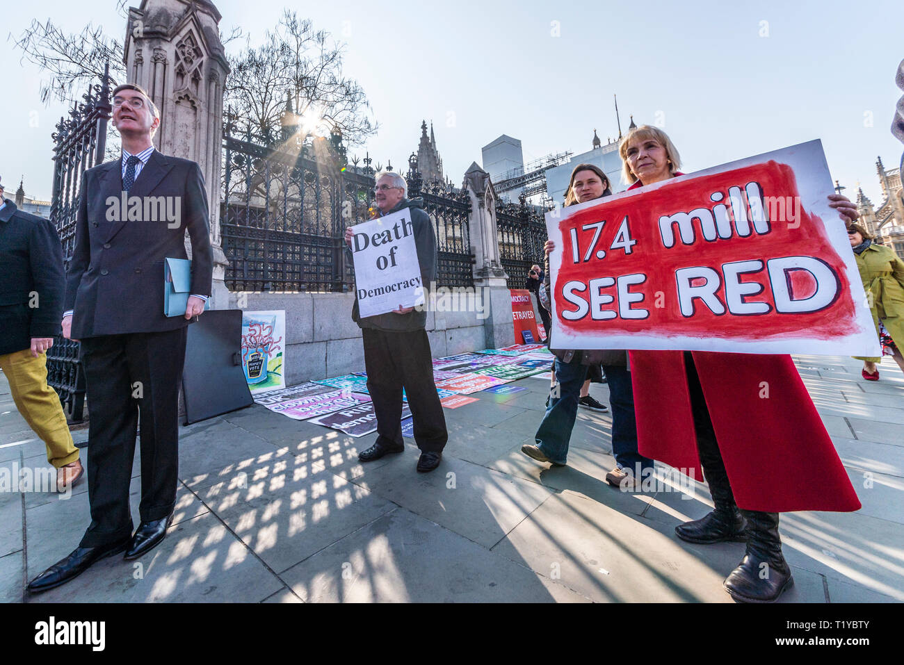 Der konservative Abgeordnete Jakob Rees-Mogg Ankunft im Palast von Westminster, London, Großbritannien. 29. März 2019, das Datum, an dem der britische gesehen haben sollte die EU die Debatte über eine Regierung Brexit Bewegung auf Genehmigung einer Rücknahme Vereinbarung. Die Demonstranten sind Anfang außerhalb zu sammeln Stockfoto